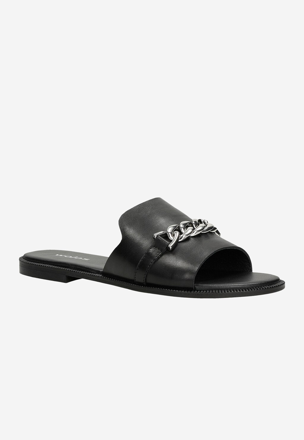 Czarne skórzane klapki damskie Wojas model 74096-51 z metalowym łańcuszkiem na przodzie, płaską podeszwą i minimalistycznym miejskim designem.