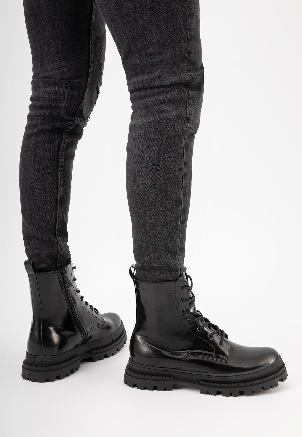 Pánske členkové čižmy z lakovanej kože čiernej farby 24064-31 Widok 8