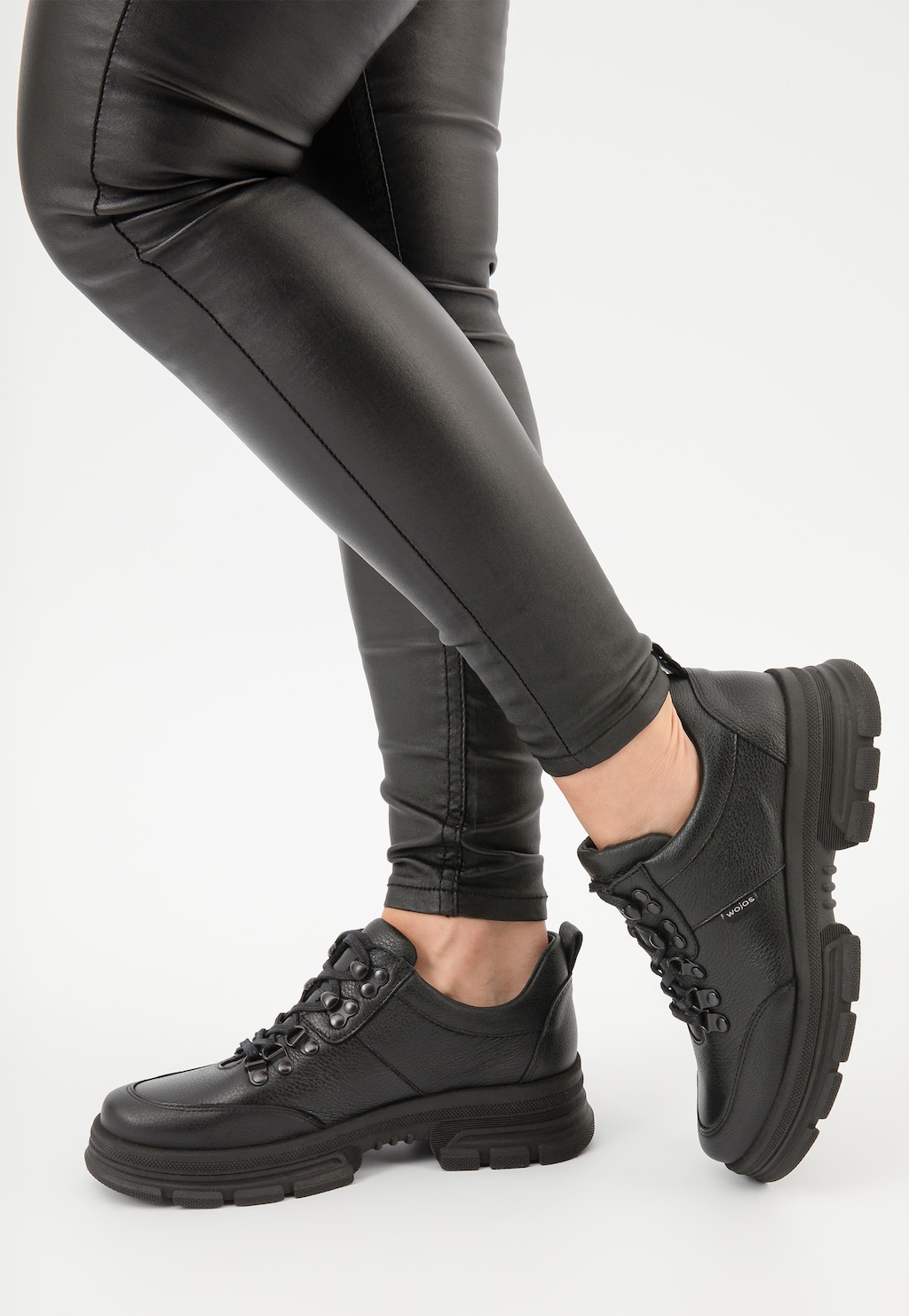 Czarne skórzane półbuty damskie z linii comfort 46108-51 Widok 8