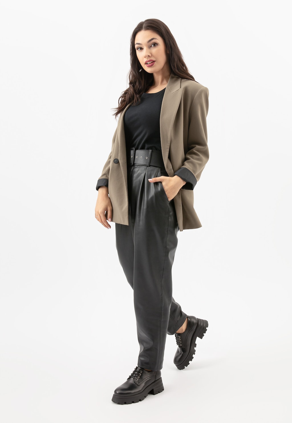 Czarne skórzane półbuty damskie na masywnej podeszwie 46191-51 Widok 7