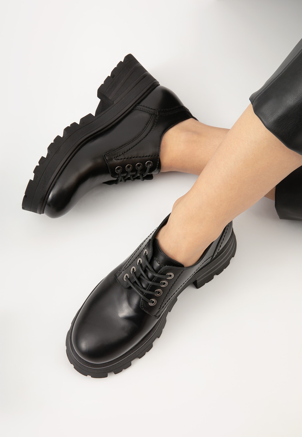 Czarne skórzane półbuty damskie na masywnej podeszwie 46191-51 Widok 8