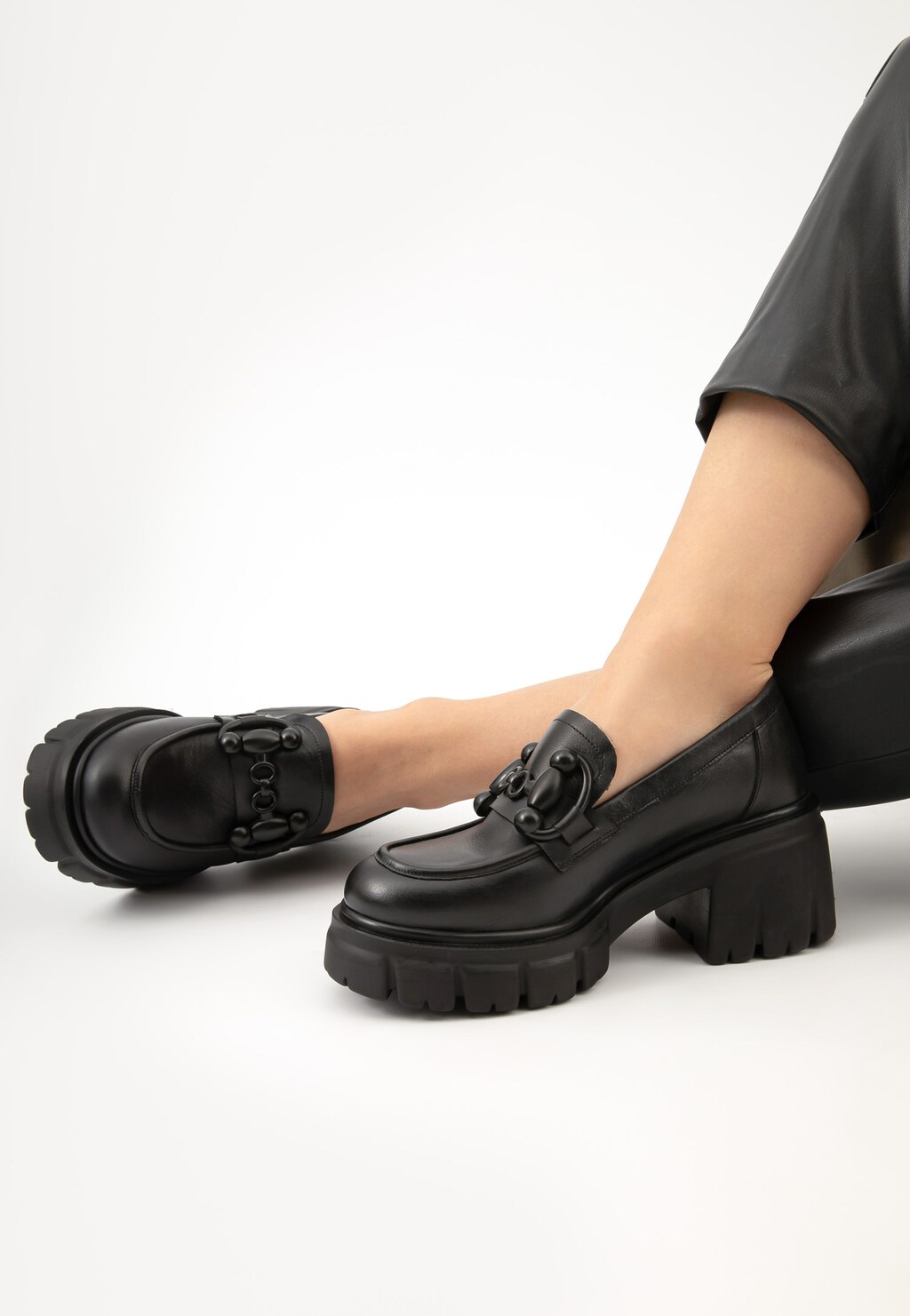 Czarne skórzane mokasyny damskie na szerokim obcasie 46202-51 Widok 8