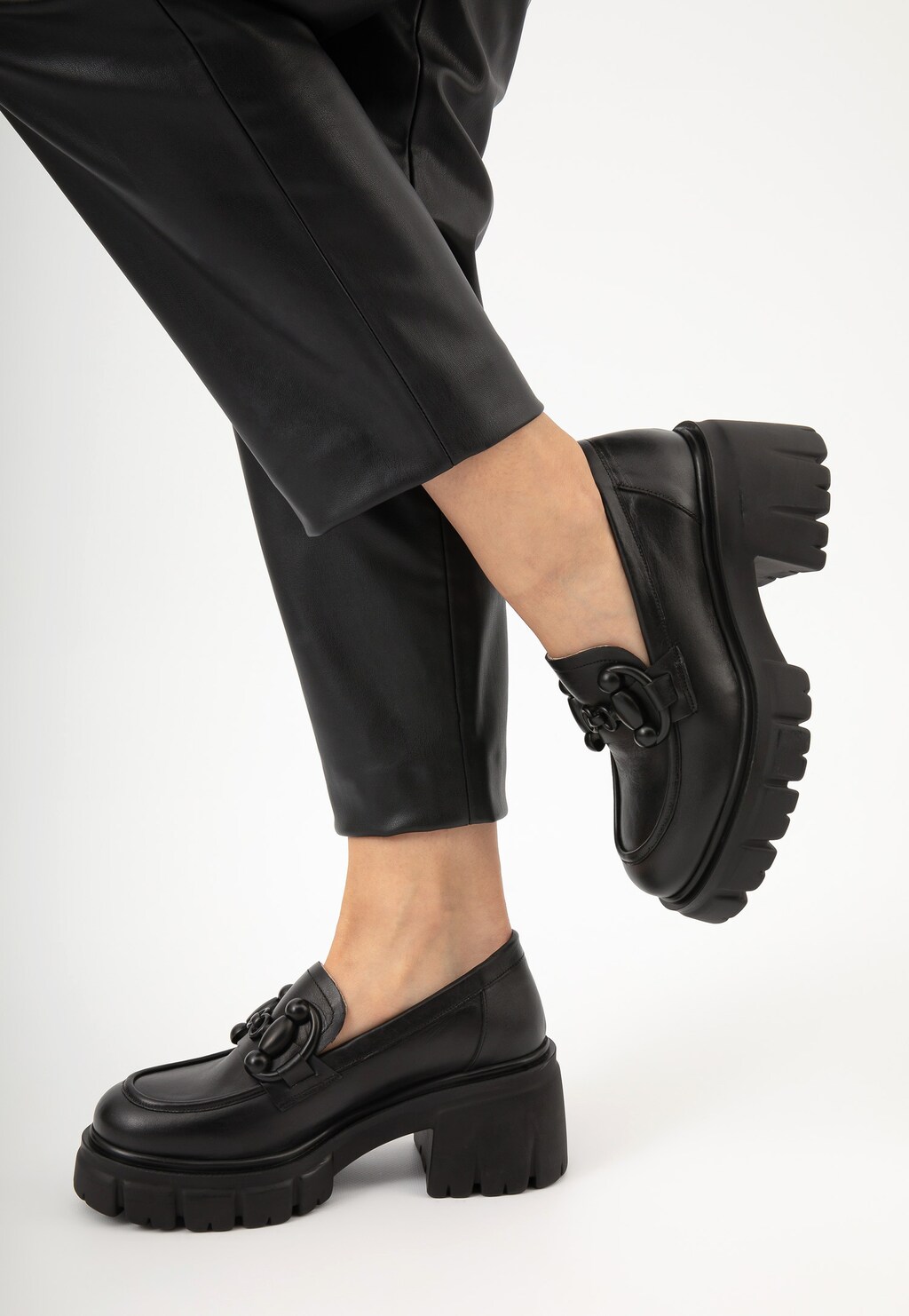 Czarne skórzane mokasyny damskie na szerokim obcasie 46202-51 Widok 9