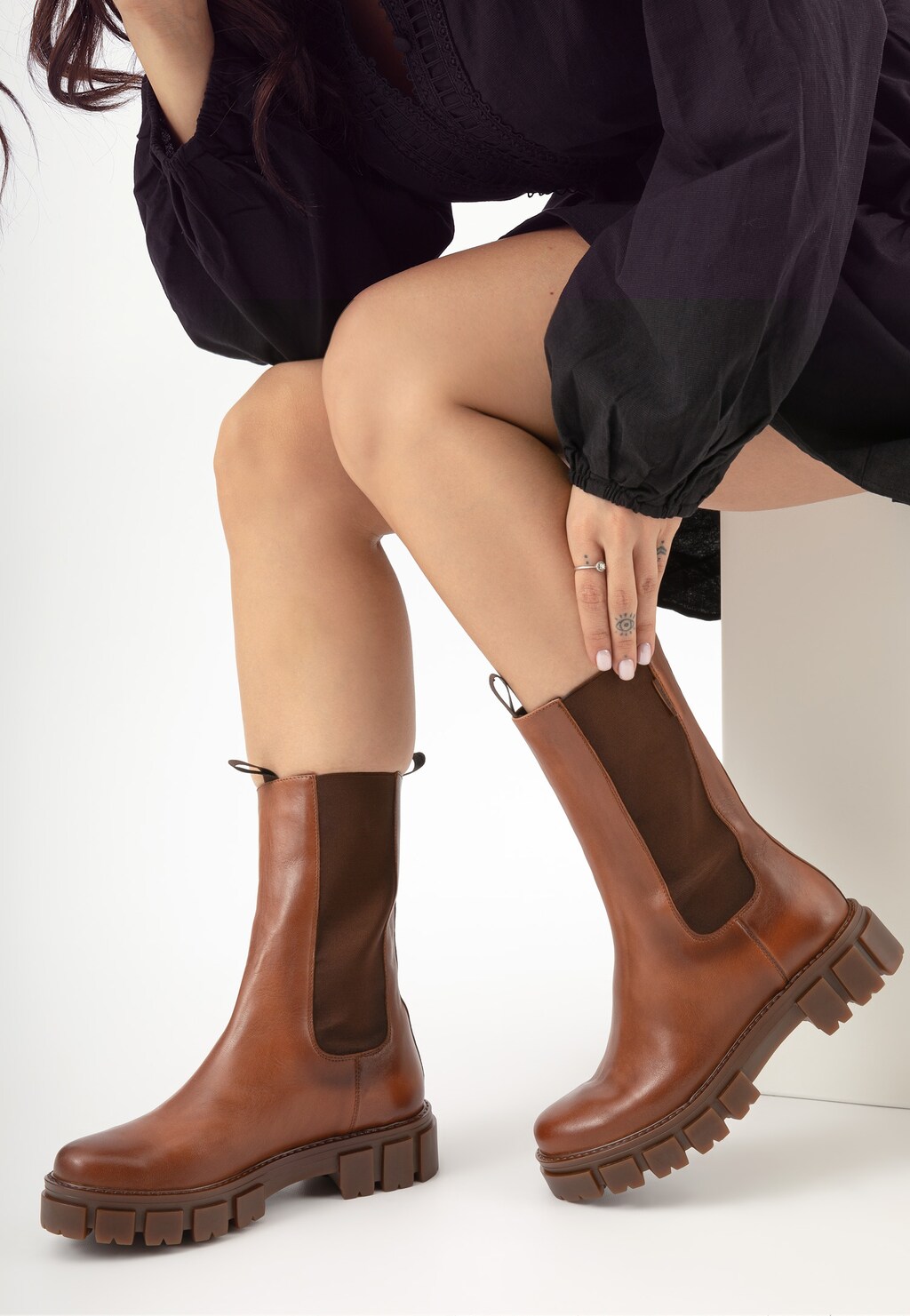 Hnedé dámske členkové čižmy z kože k jesenným outfitom 55117-52 Widok 7