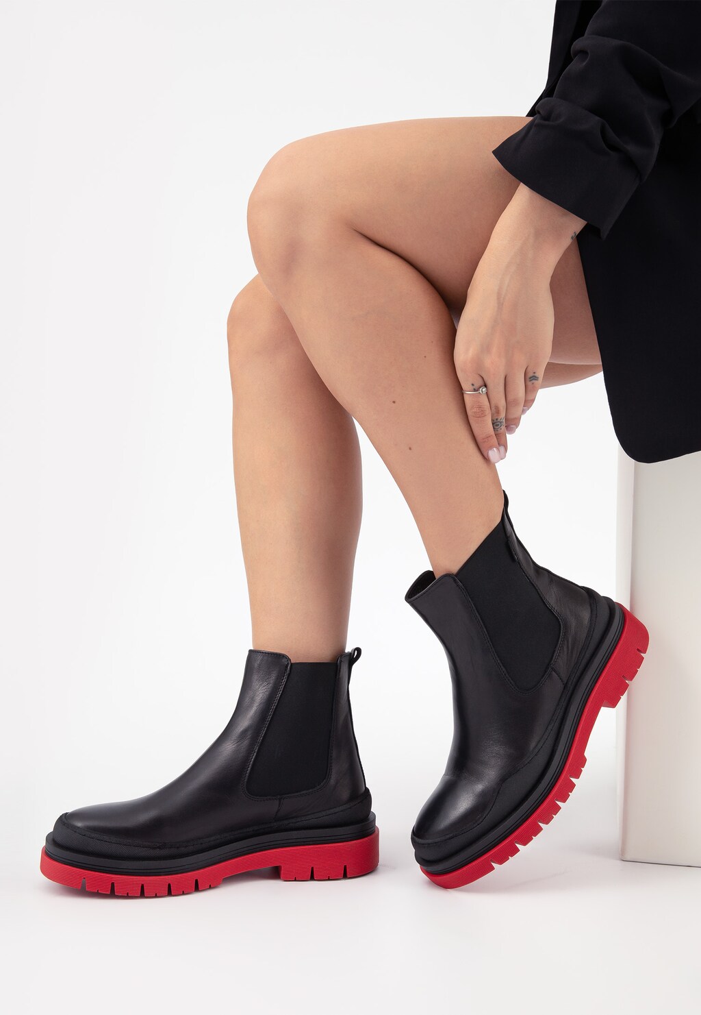 Czarne skórzane sztyblety damskie na czerwonej podeszwie 55154-51 Widok 8