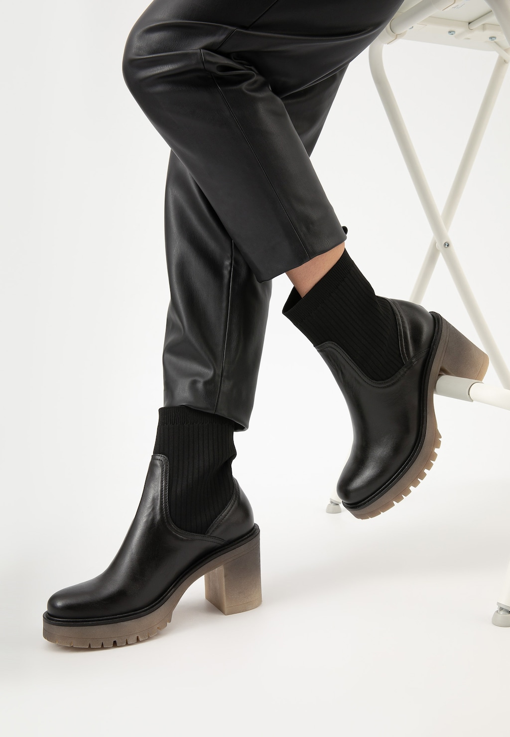 Czarne botki damskie na obcasie z cieniowaną podeszwą 55170-81 Widok 7