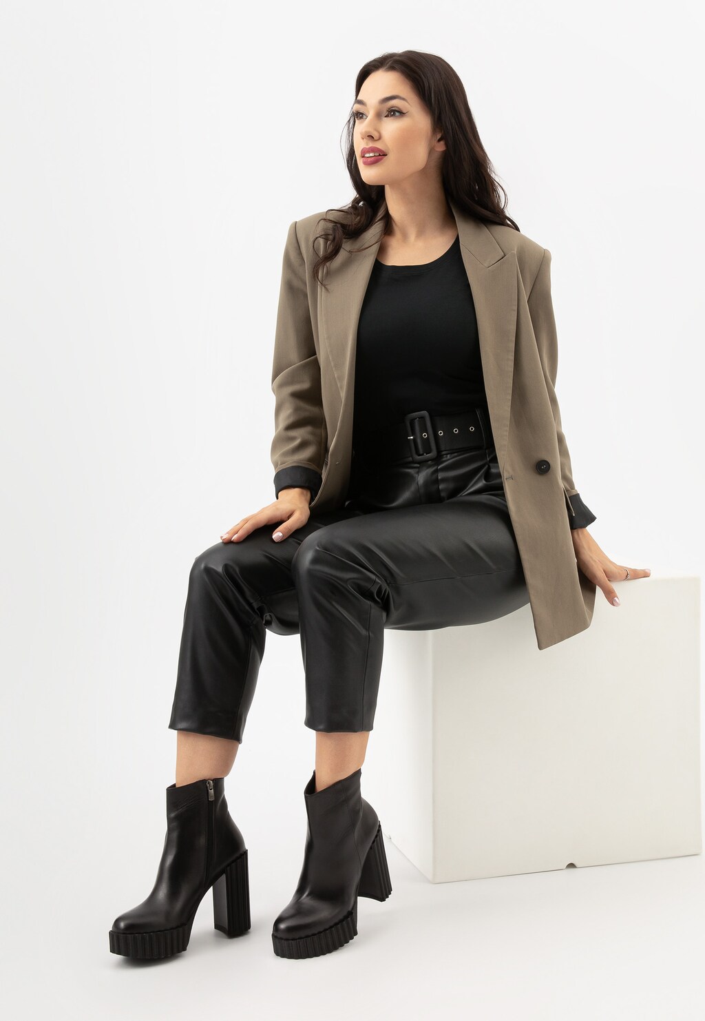 Czarne botki damskie na oryginalnym słupku 55173-51 Widok 1