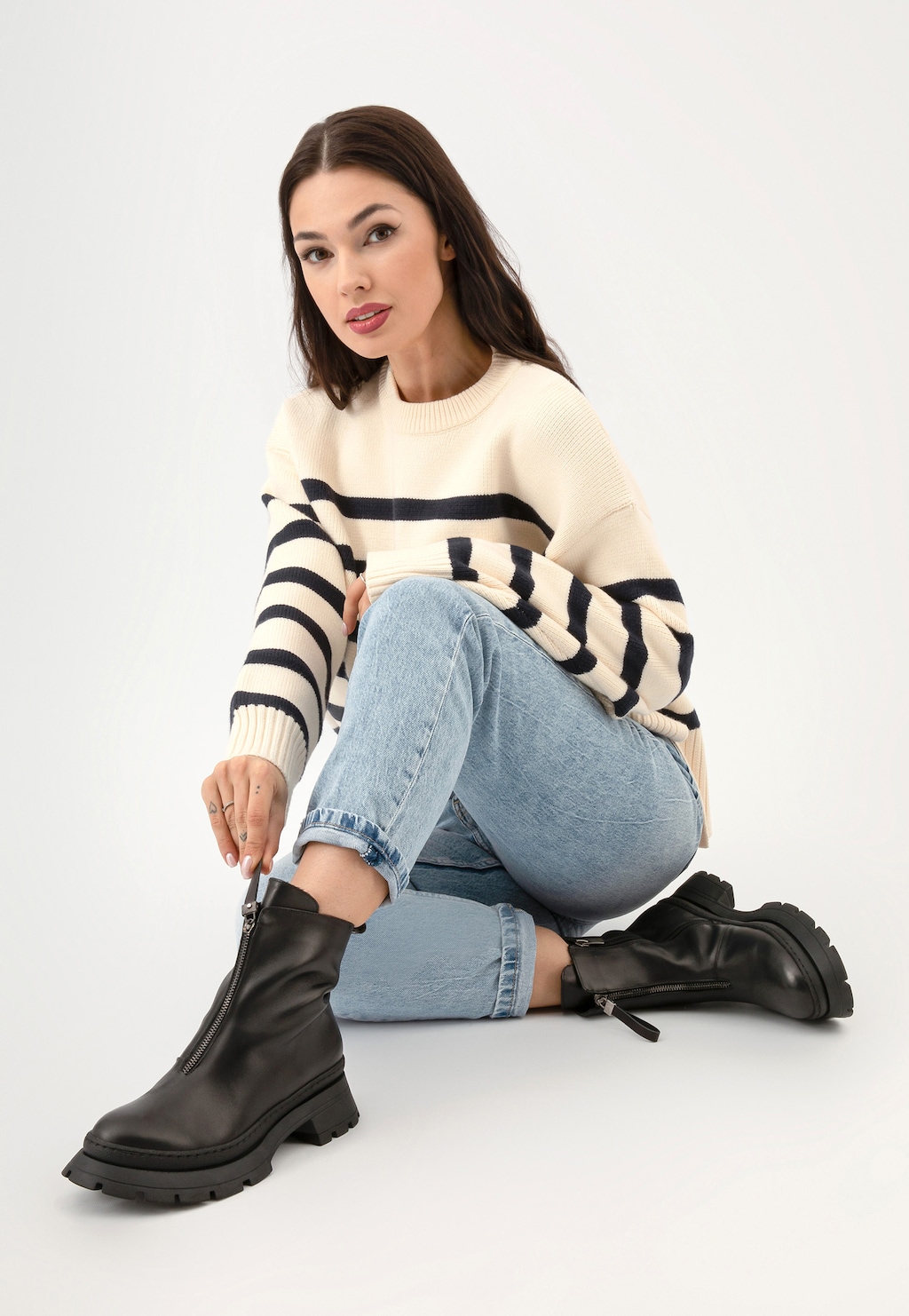 Czarne skórzane botki damskie z zamkiem z przodu 55180-51 Widok 1