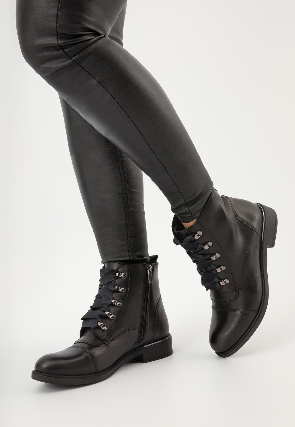 Dámske čierne členkové čižmy so šnurovaním 64005-51 Widok 8