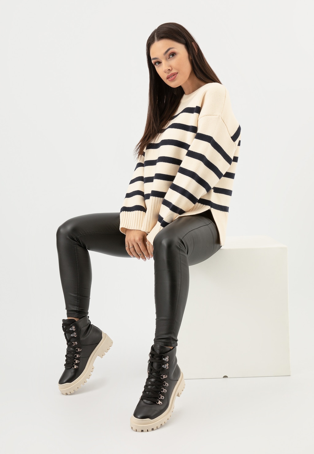 Czarne sznurowane trzewiki damskie z białą podeszwą 64058-51 Widok 7