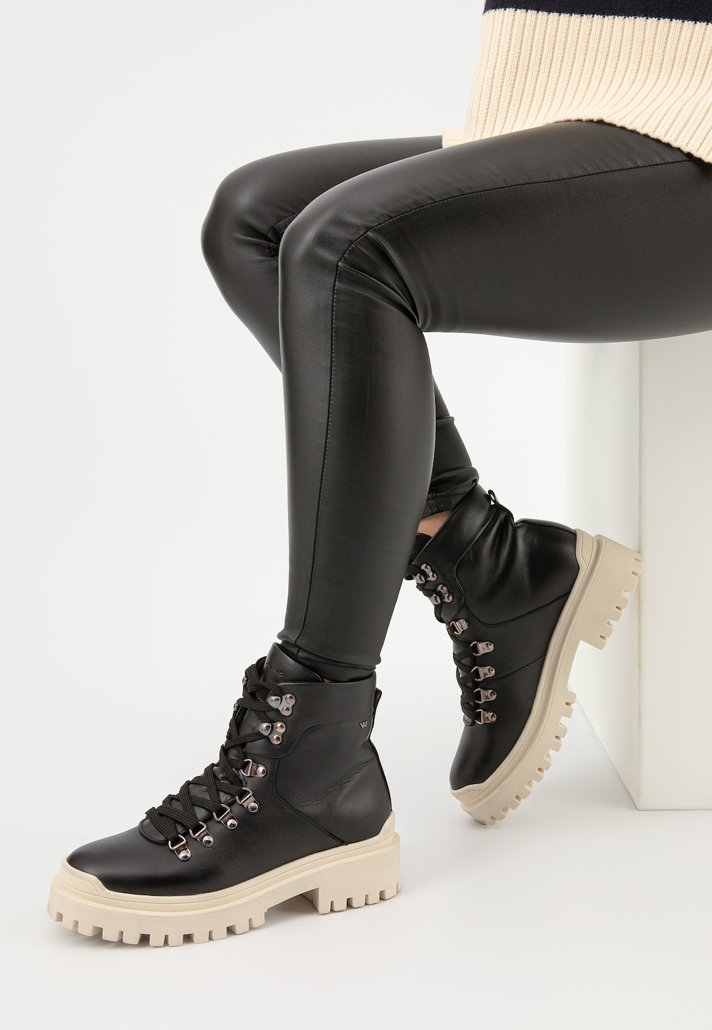 Czarne sznurowane trzewiki damskie z białą podeszwą 64058-51 Widok 8