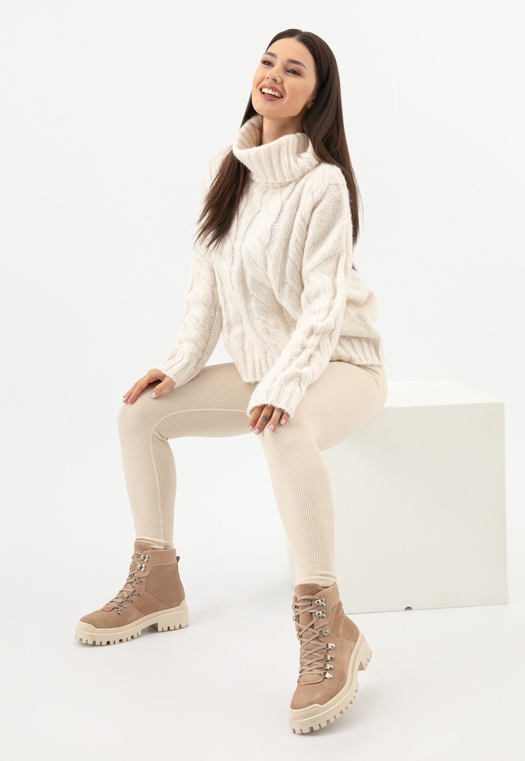 Beżowe sznurowane botki damskie z ociepleniem 64058-64 Widok 8