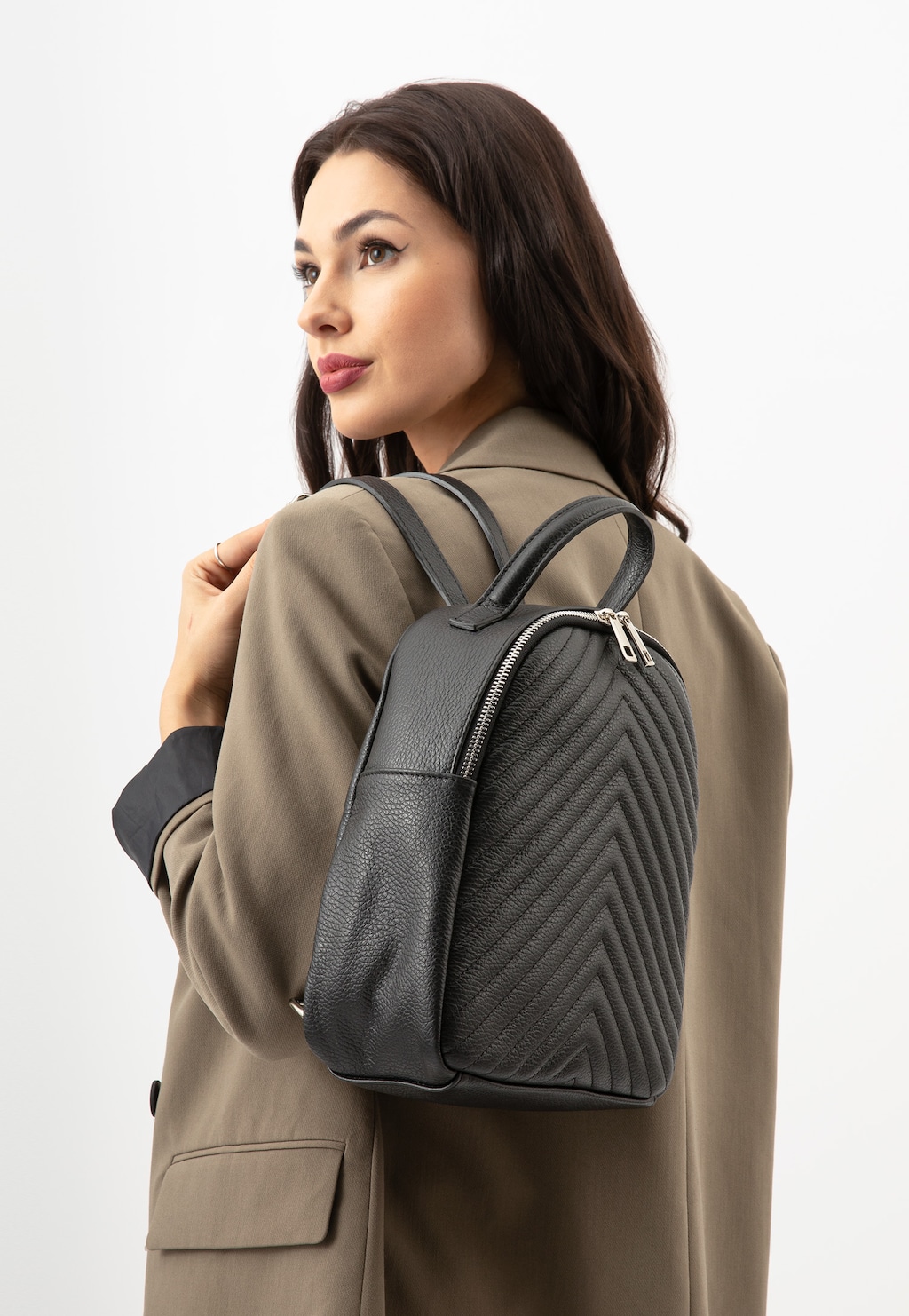 Czarny skórzany plecak damski z przeszyciami 80299-51 Widok 1