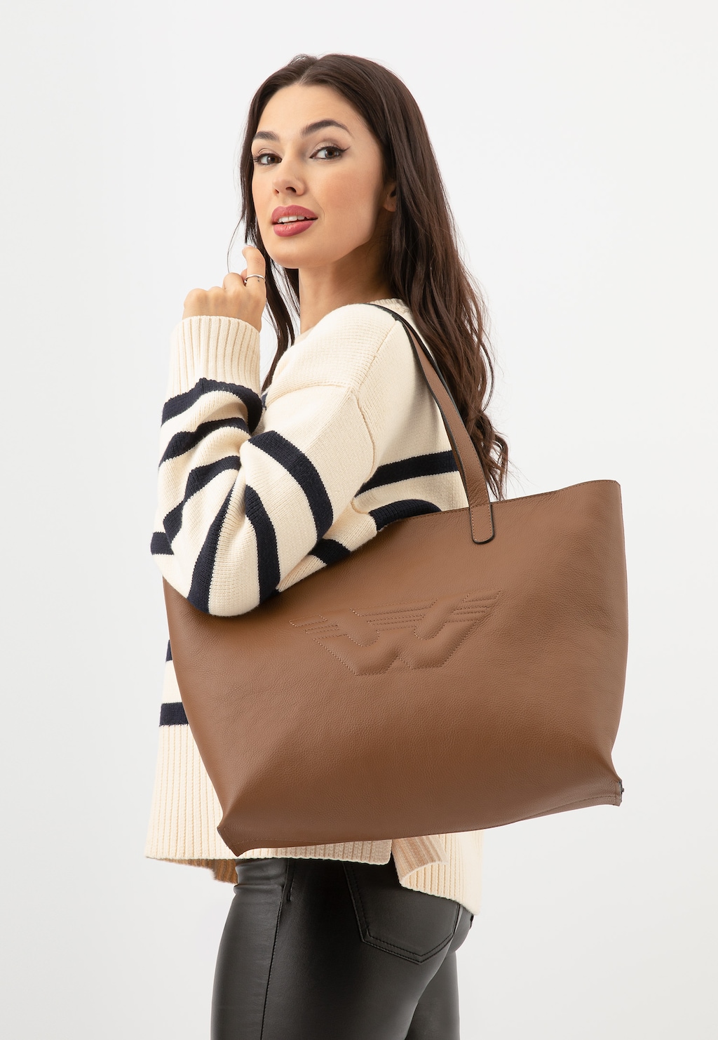 Duża brązowa torbka z tłoczonym logo 80323-52 Widok 1