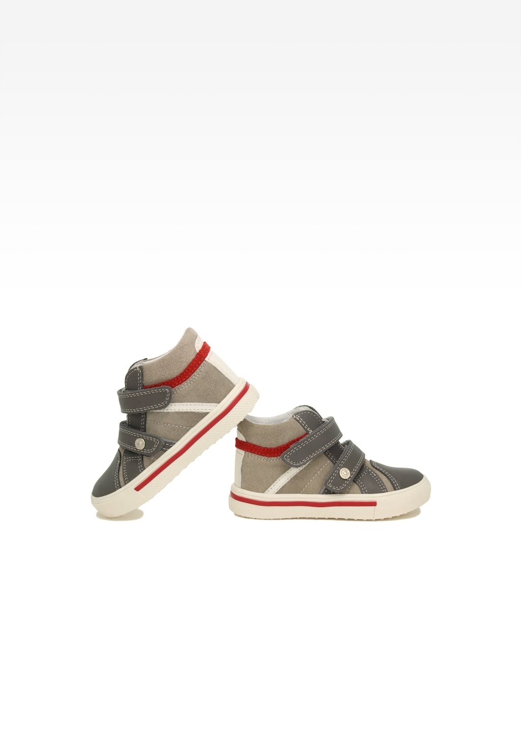 Szare sneakersy dziecięce Bartek 11812-032 z rzepami, czerwonymi akcentami i białymi wstawkami, prezentowane z boku, na kremowej podeszwie.