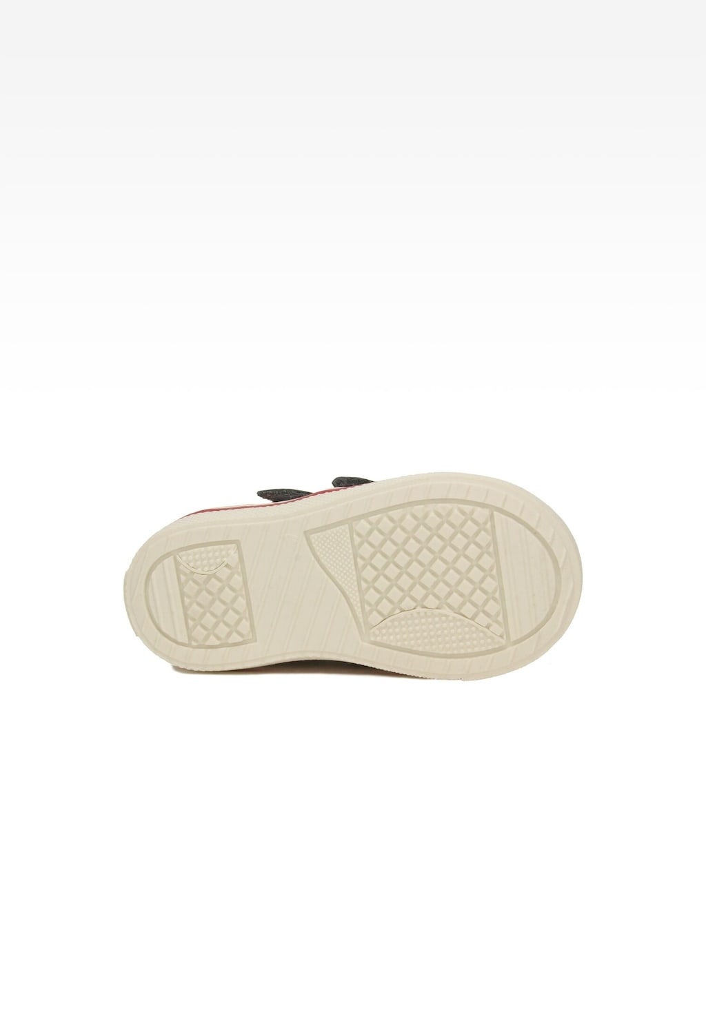 Podeszwa szarych butów dziecięcych Bartek model 11812-032, widok od spodu ukazujący antypoślizgowy wzór bieżnika i jasną, kremową podeszwę.