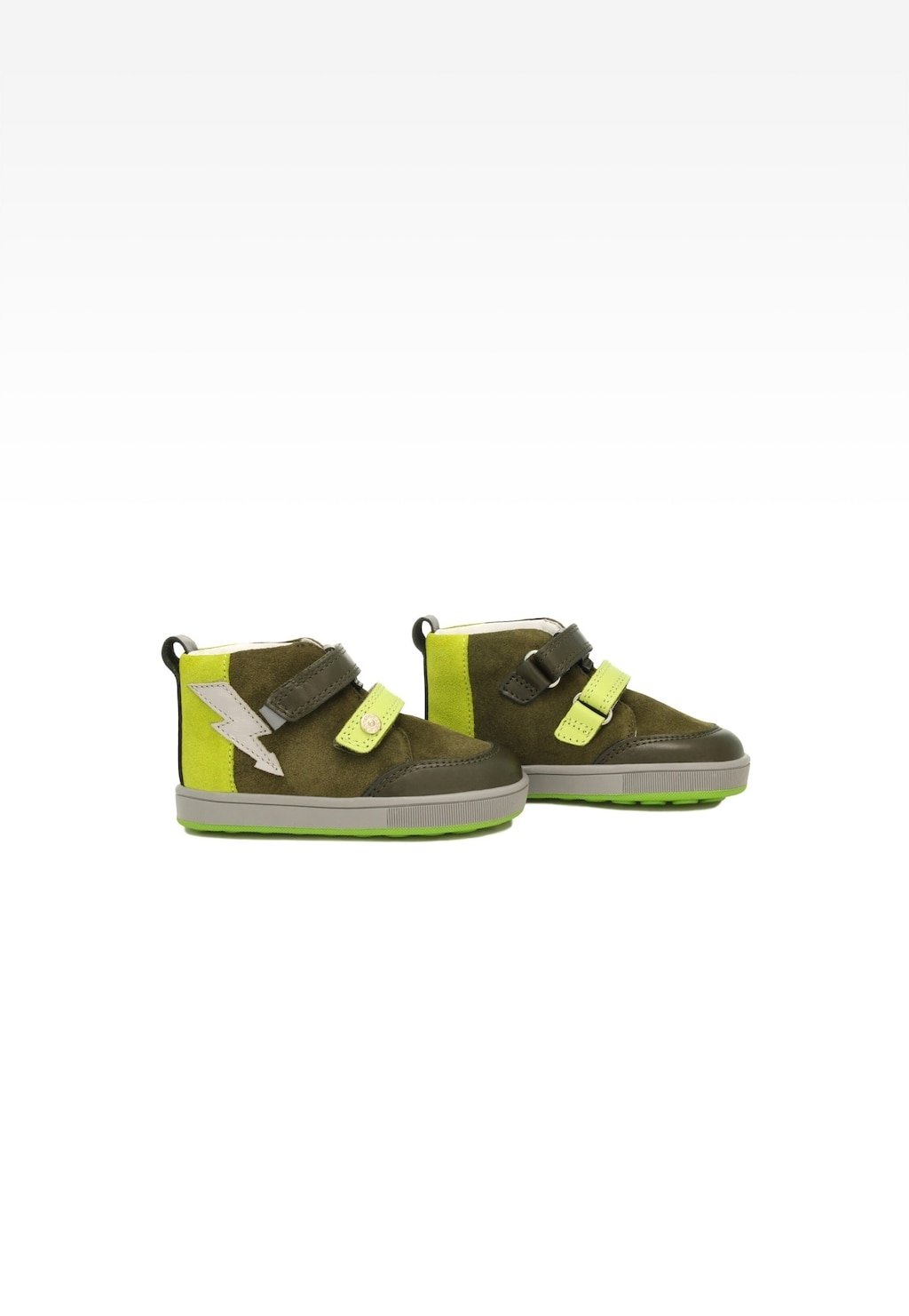 Zielone buty dziecięce Bartek 13633004 Mini first steps z rzepami, ozdobione motywem błyskawicy, idealne dla chłopców stawiających pierwsze kroki.