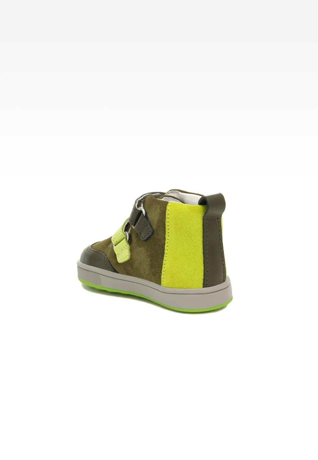 Zielone buty dziecięce Bartek Mini first steps 13633004 z rzepami, widok z tyłu, wykonane z połączenia zamszu w kolorze oliwkowym i neonowo-zielonej wstawki, na jasnej podeszwie.