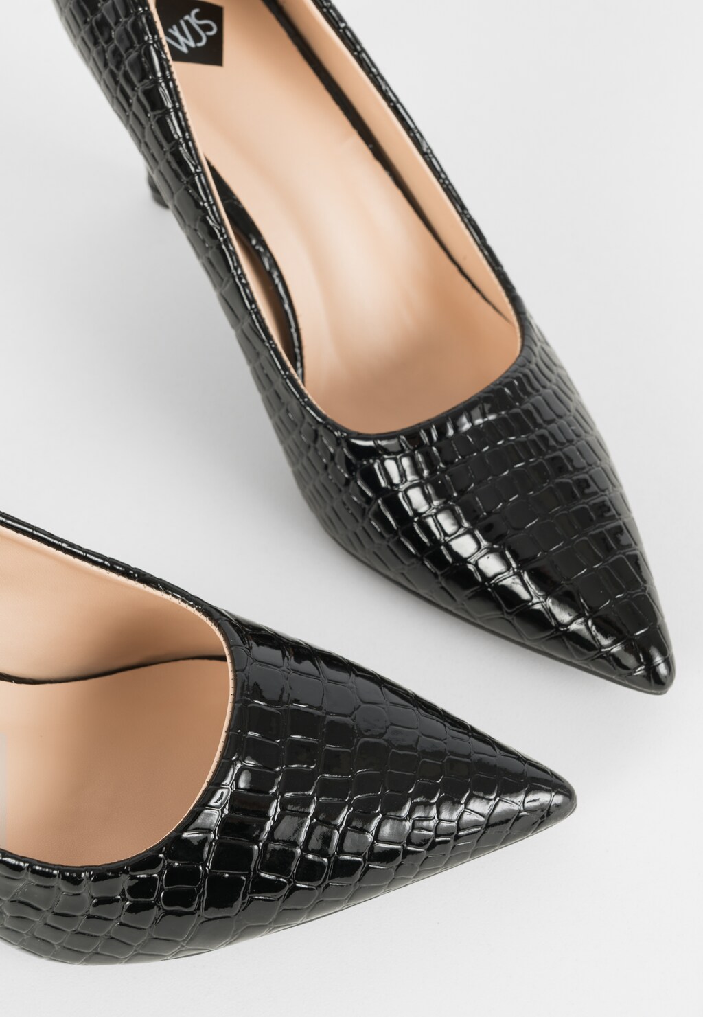 WJS czarne lakierowane czółenka z fakturą skóry krokodyla WJS35025-31 Widok 4