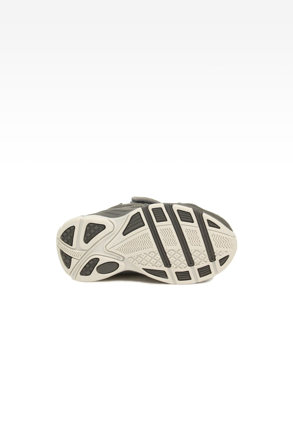 Podeszwa trzewików ocieplanych BARTEK 11654005 w kolorze szarym, widok od spodu ukazujący antypoślizgowy bieżnik z wzorem geometrycznym zapewniający dobrą przyczepność.