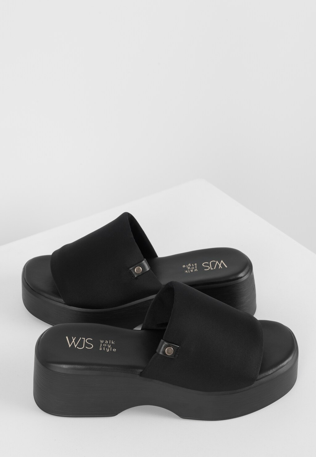 WJS czarne klapki damskie na platformie WJS91063-11 Widok 4
