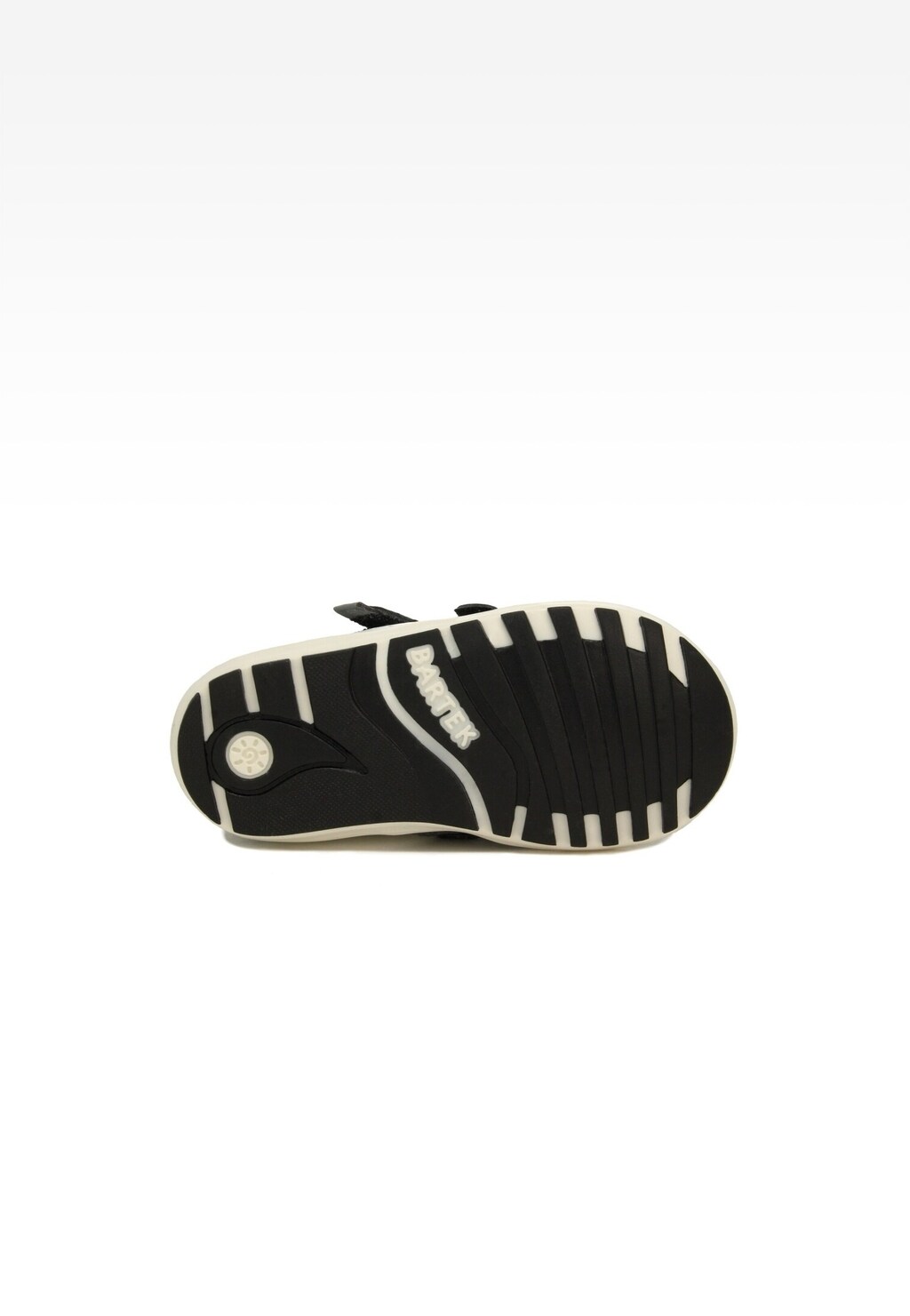 Podeszwa buta dziecięcego Bartek 11729-022, widok od spodu, w kolorystyce czarno-białej, z logo marki Bartek i charakterystycznym wzorem antypoślizgowym.