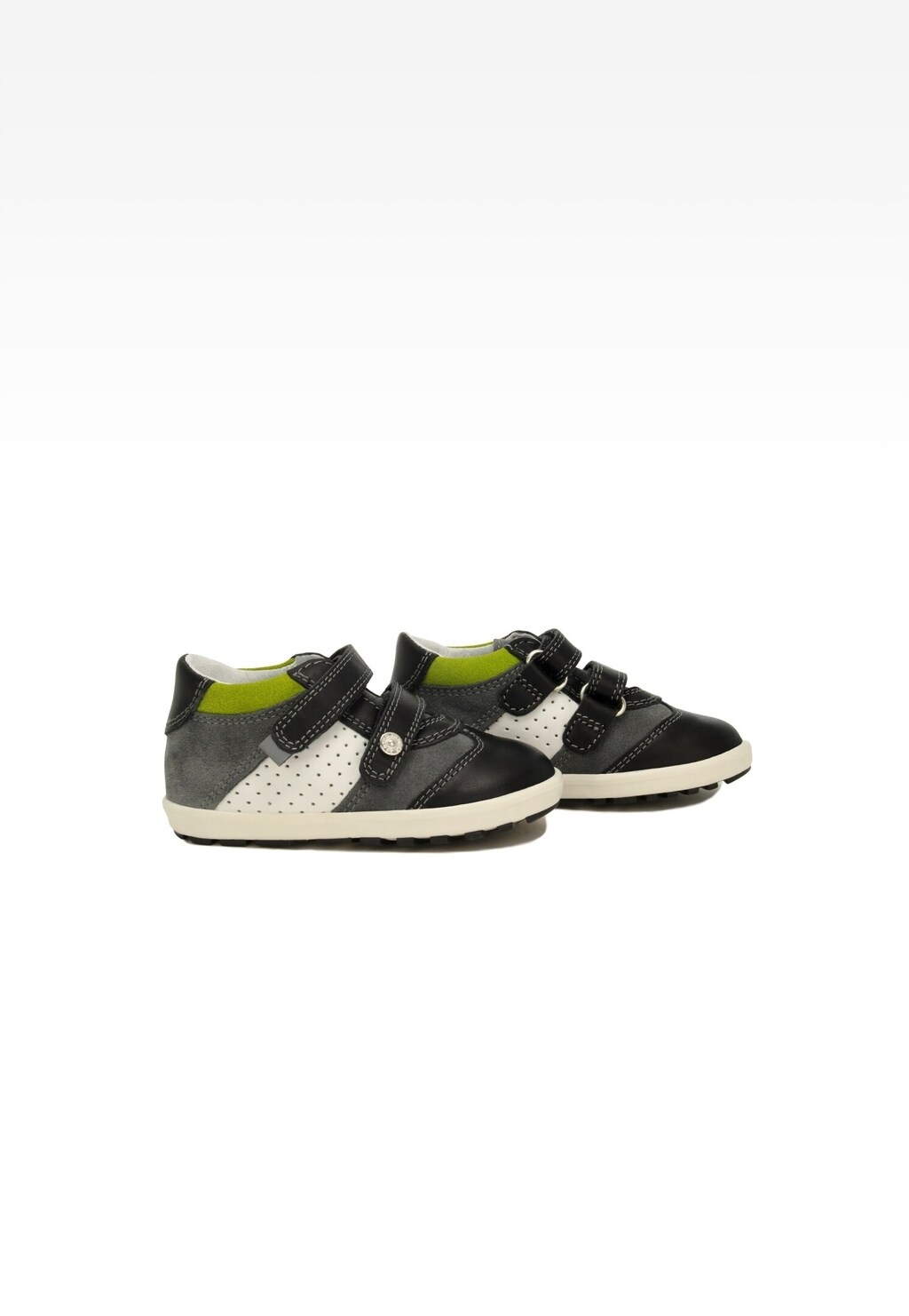 Buciki dziecięce Mini first steps Bartek 11729-022 w kolorze szaro-czarnym z zielonymi wstawkami, zapinane na rzepy, z perforowaną wstawką i białą podeszwą. Idealne do pierwszych kroków.