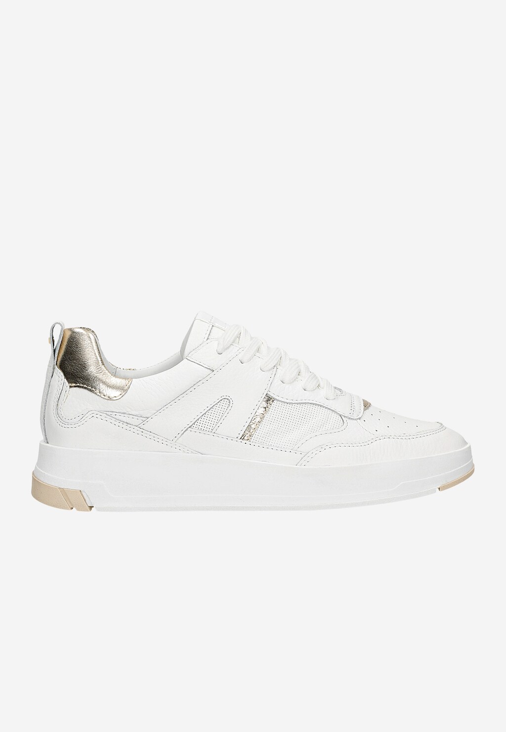 Białe skórzane trampki damskie Wojas model 46211-79 ze złotymi akcentami, widok z boku, na płaskiej podeszwie, z perforowanymi elementami i złotymi detalami.