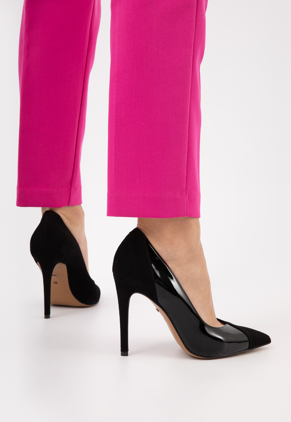 Szykowne czarne czółenka na szpilce z połączenia skóry welurowej i lakierowanej 35098-71 Widok 7