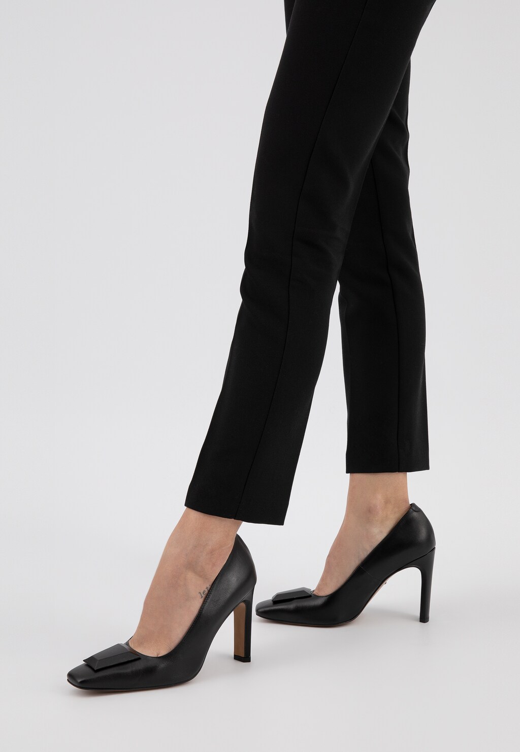 Čierne lodičky dámske z lícovej kože do práce aj na večierok 35119-51 Widok 8