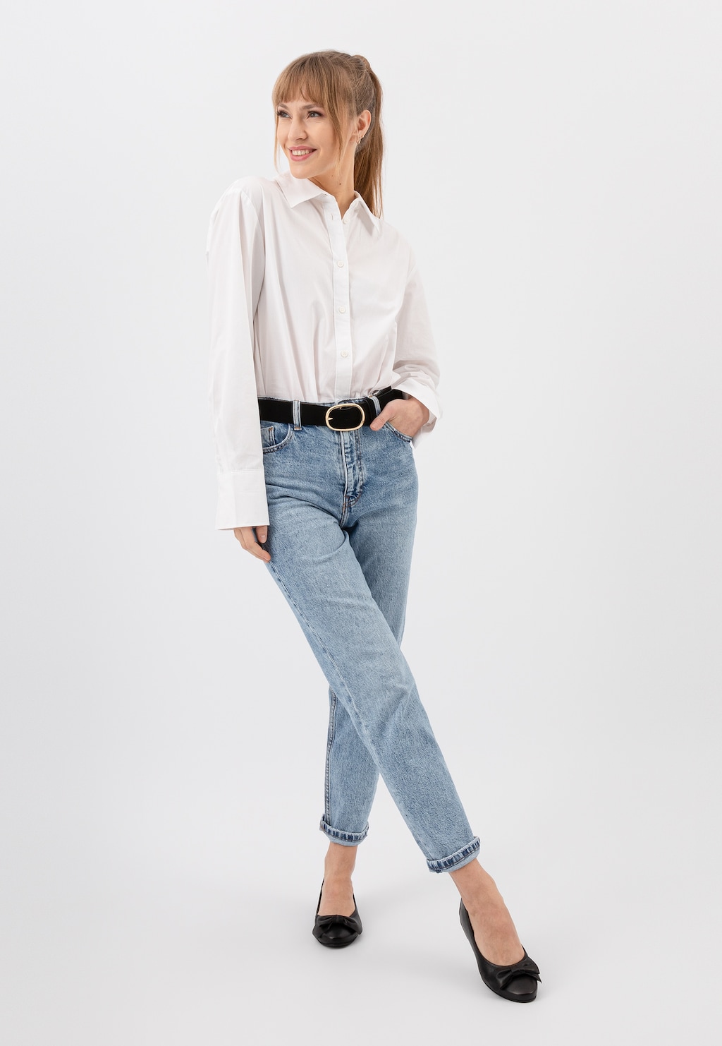 Kobieta w białej koszuli i jeansach prezentująca czarne baleriny Wojas ze skóry licowej model 44007-51, idealne do casualowych stylizacji.