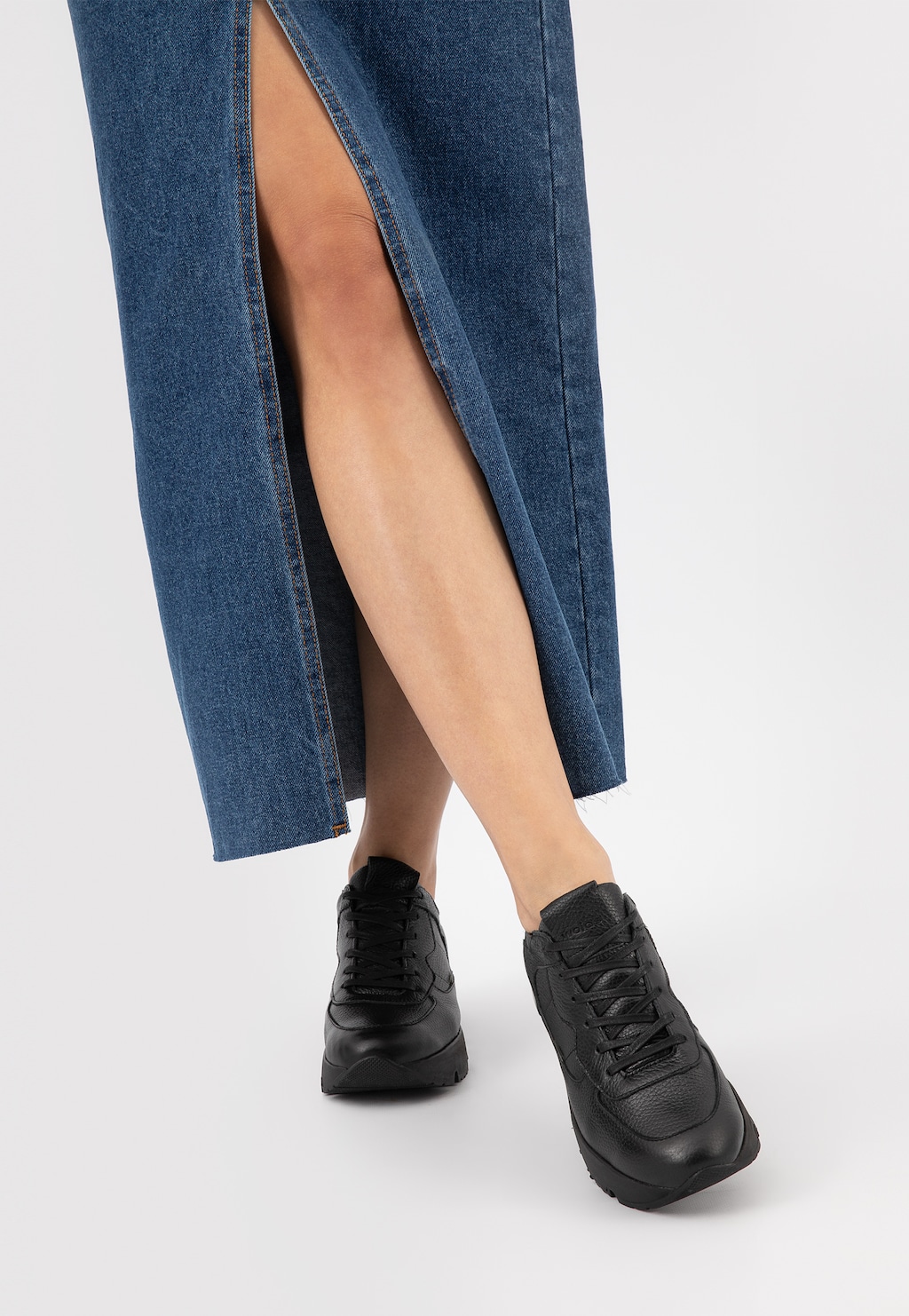 Trendy černé kožené dámské sneakersy na platformě 46136-51 Widok 7