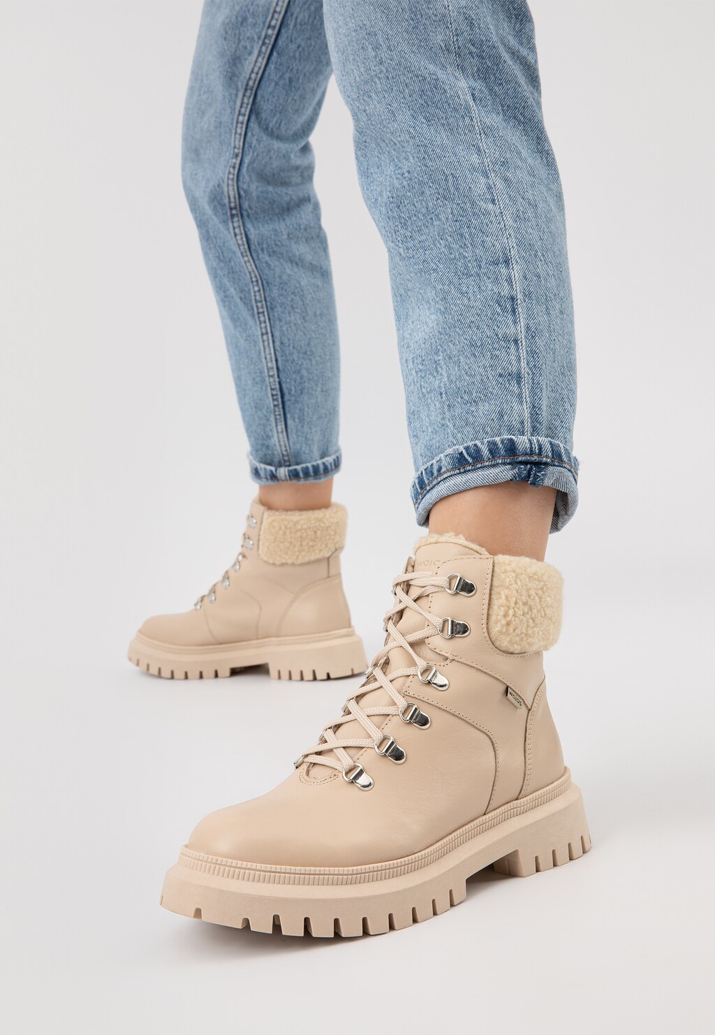 Beżowe ocieplane trzewiki damskie ze skóry licowej 64085-54 Widok 8