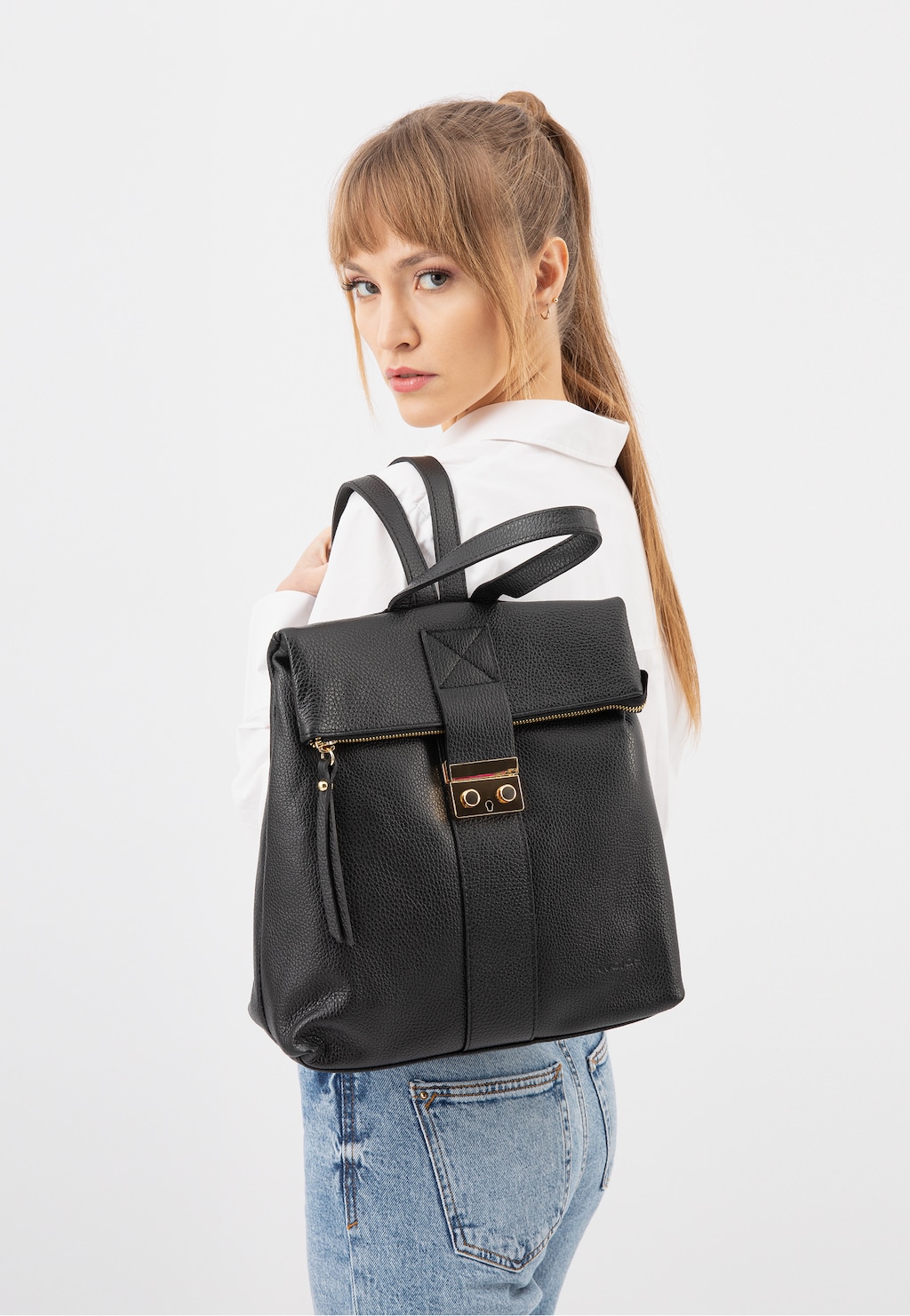 Czarny skórzany plecak damski ze złotymi, metalowymi elementami 80177-59 Widok 1