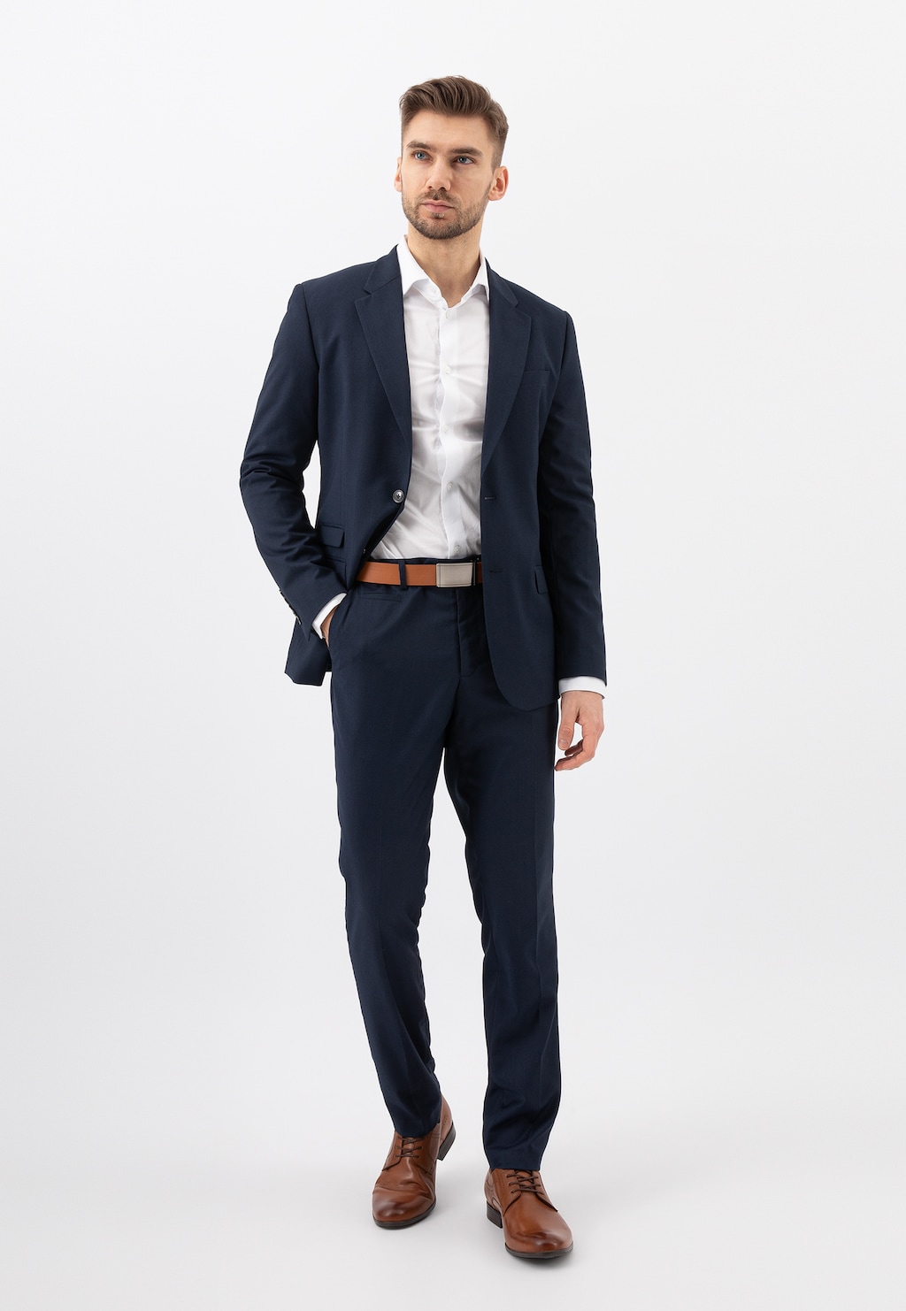 Elegancki mężczyzna w granatowym garniturze i białej koszuli, prezentujący brązowe skórzane półbuty męskie Wojas model 10037-52, idealne do formalnych stylizacji.