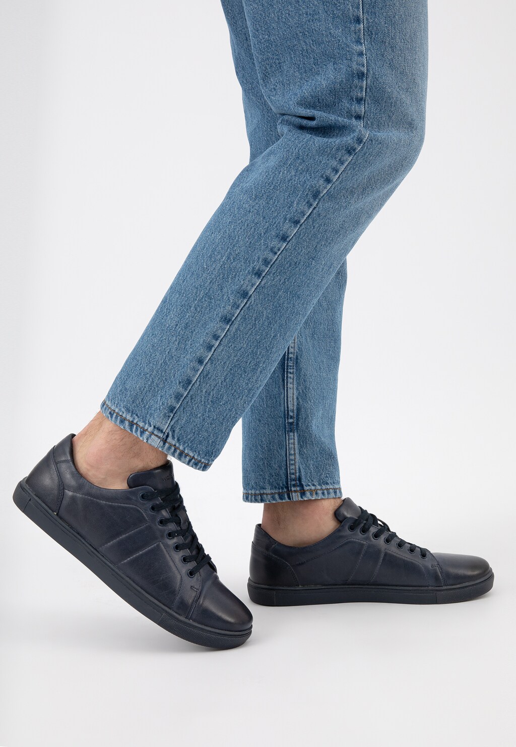 Granatowe skórzane trampki męskie w stylu casual 10036-56 Widok 9