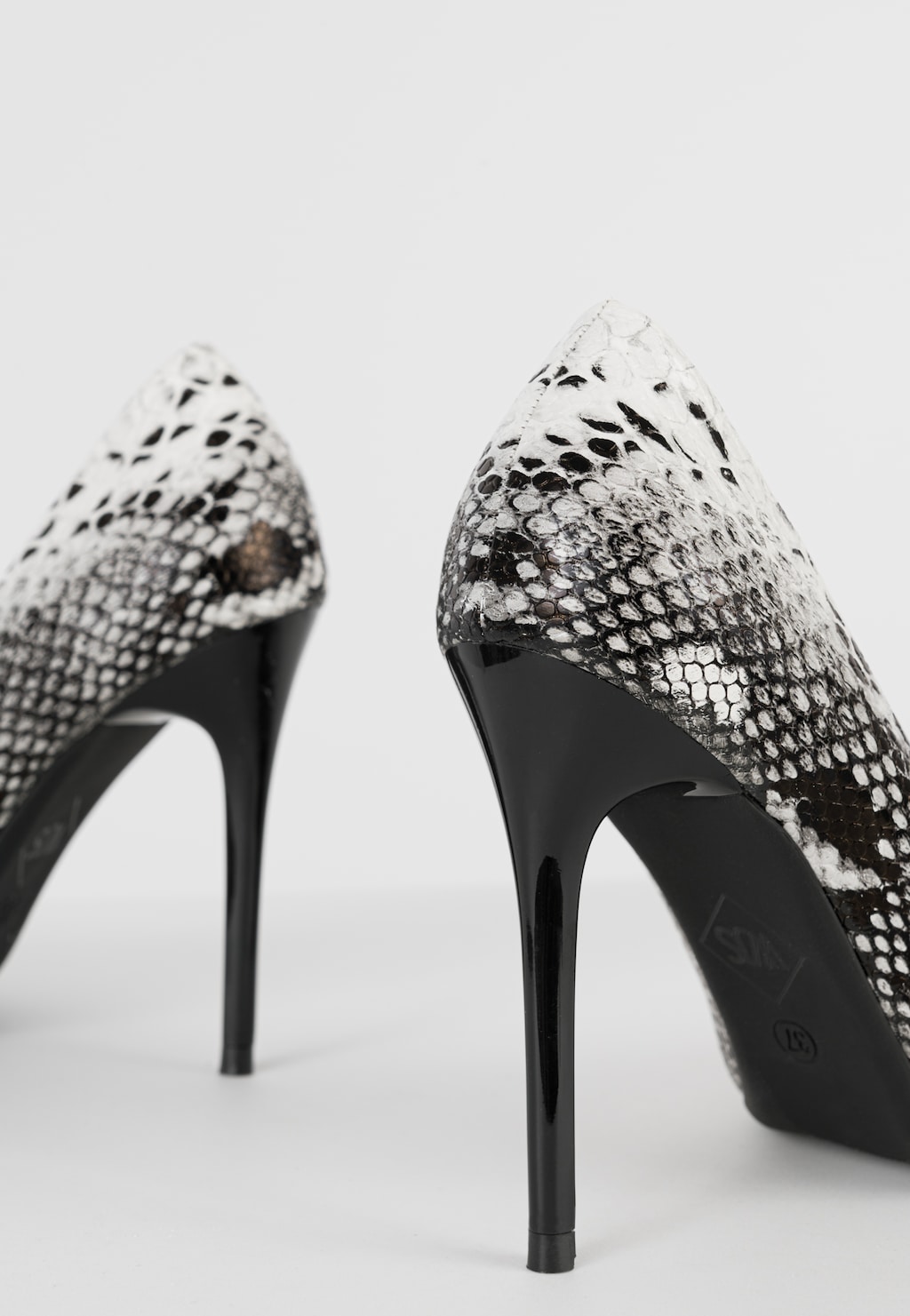 WJS czarno-białe czółenka damskie w zwierzęcy print WJS35022-59 Widok 5