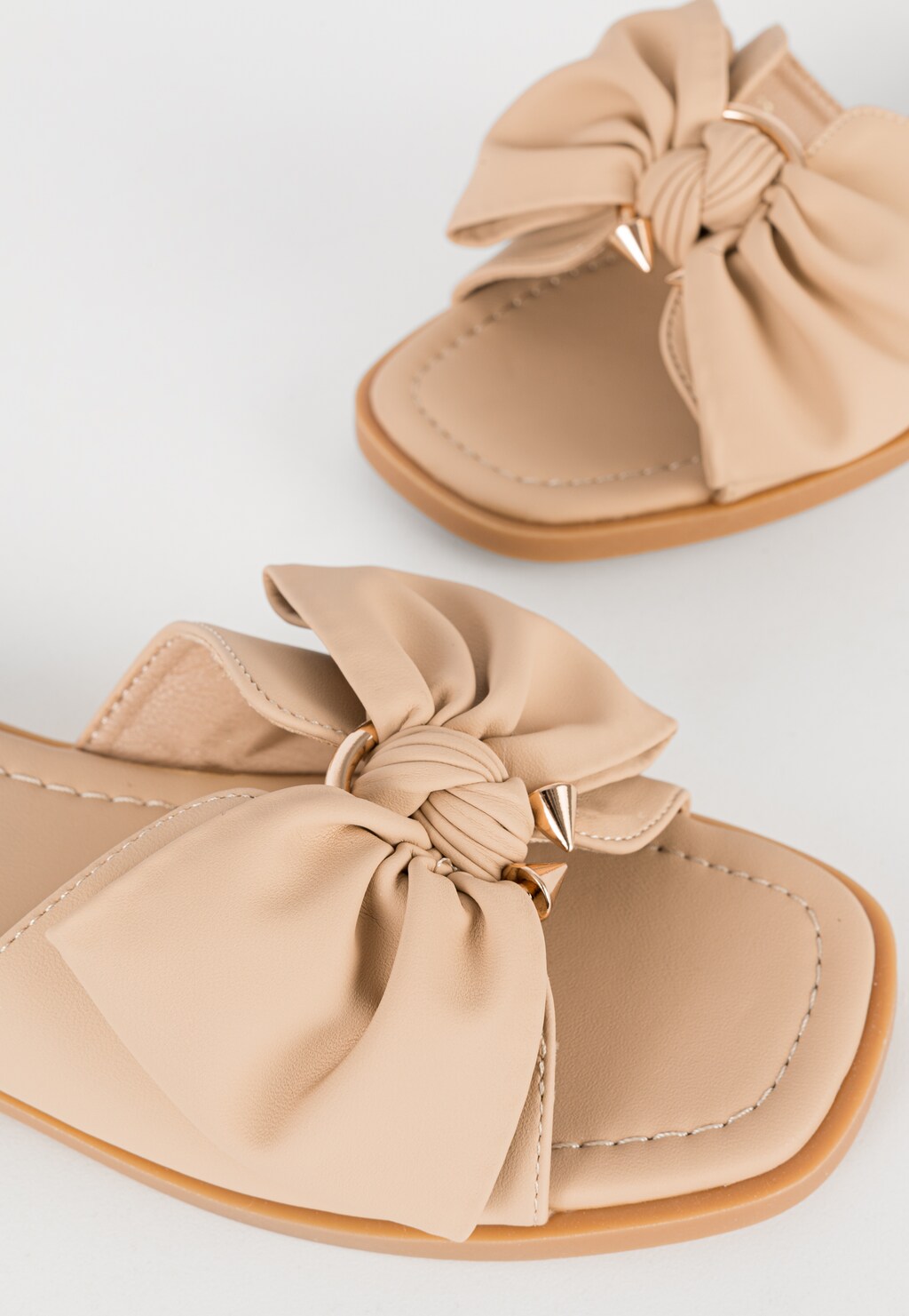 WJS beżowe klapki damskie z kokardką i metalową ozdobą  WJS91066-54 Widok 4