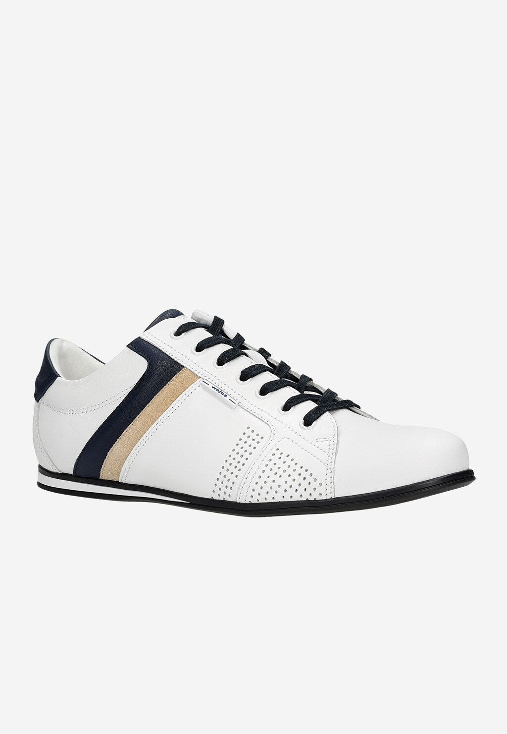 Białe skórzane sneakersy męskie Wojas 10157-79 z bocznym granatowym i beżowym paskiem, perforacją na bokach oraz czarnymi sznurówkami i podeszwą.