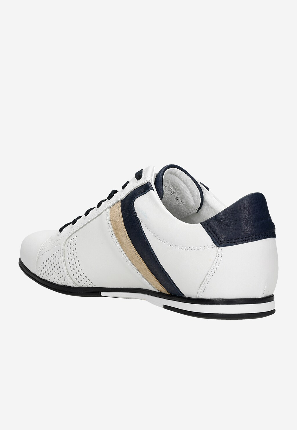 Białe skórzane sneakersy męskie Wojas 10157-79 z boku, pokazujące granatowe i beżowe elementy, perforowaną cholewkę i sportową podeszwę.