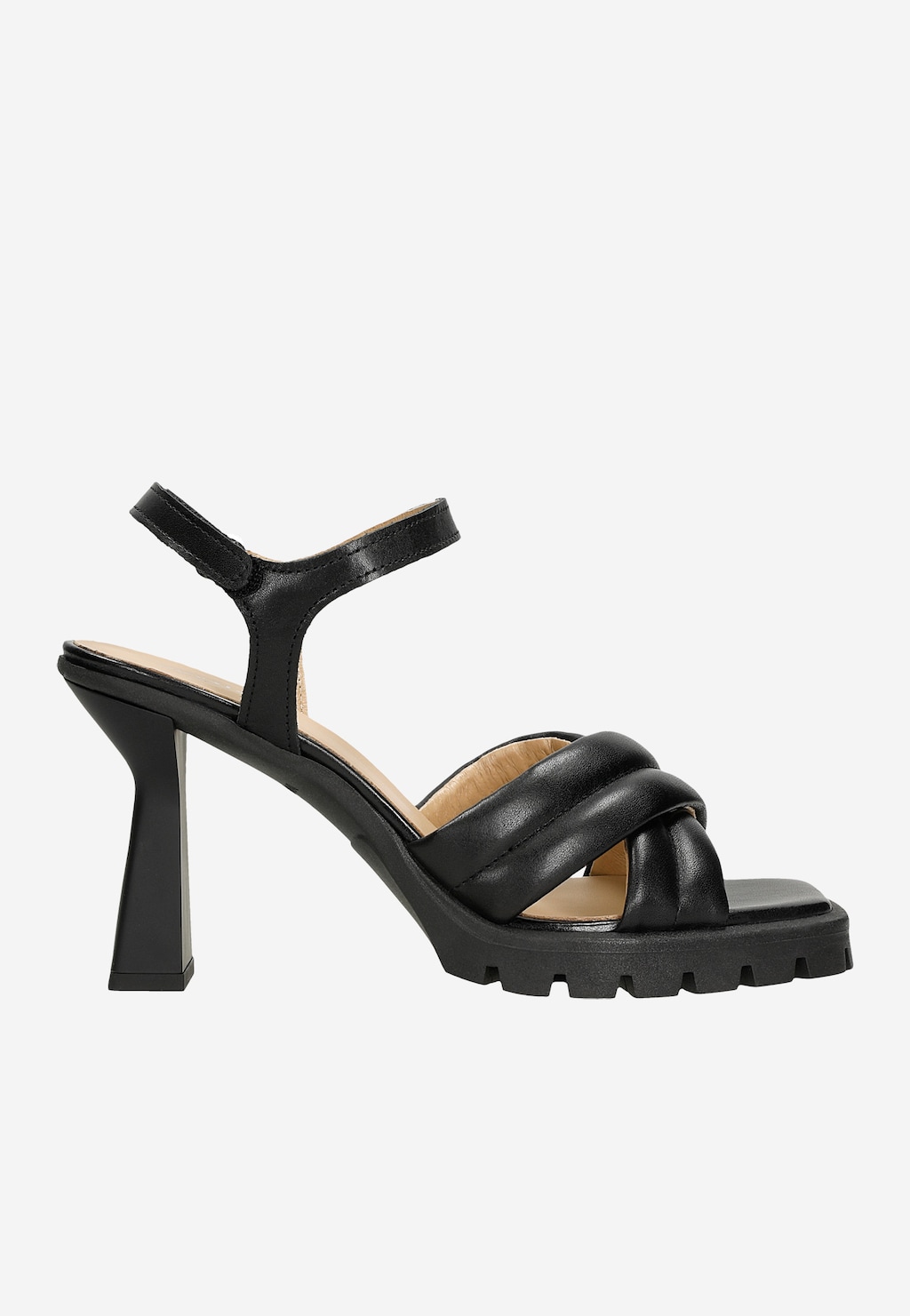 Czarne masywne sandały damskie Wojas model 76139-51 z plecionymi paskami na przodzie, regulowanym zapięciem na kostce i grubym, geometrycznym obcasie na traktorowej podeszwie.