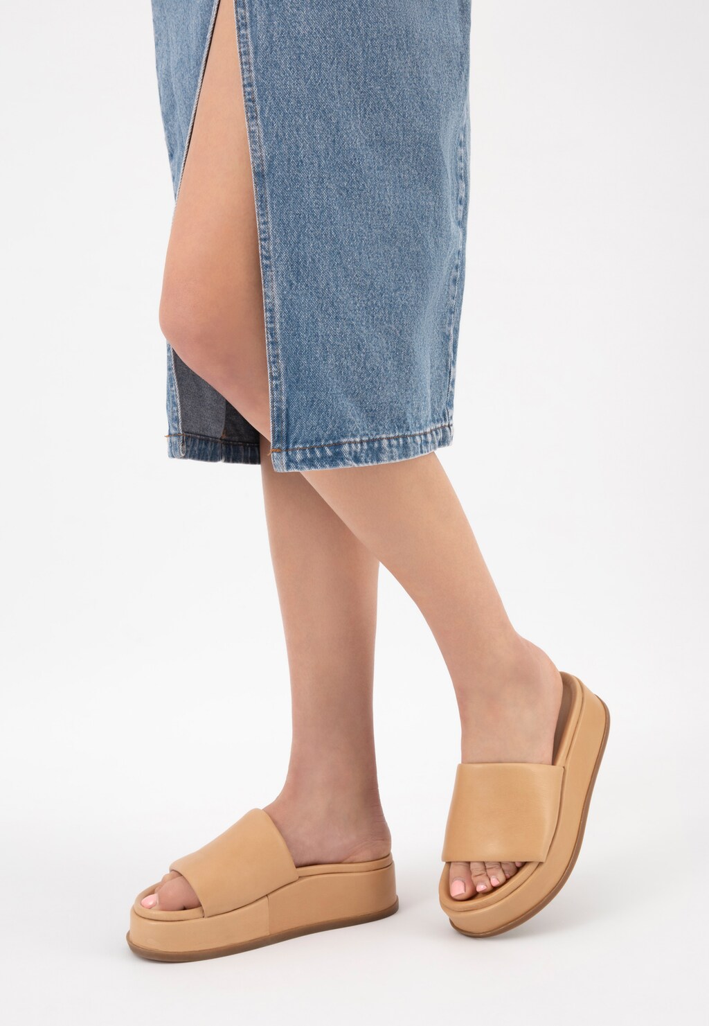 Beżowe płaskie klapki damskie na platformie 74064-59 Widok 7