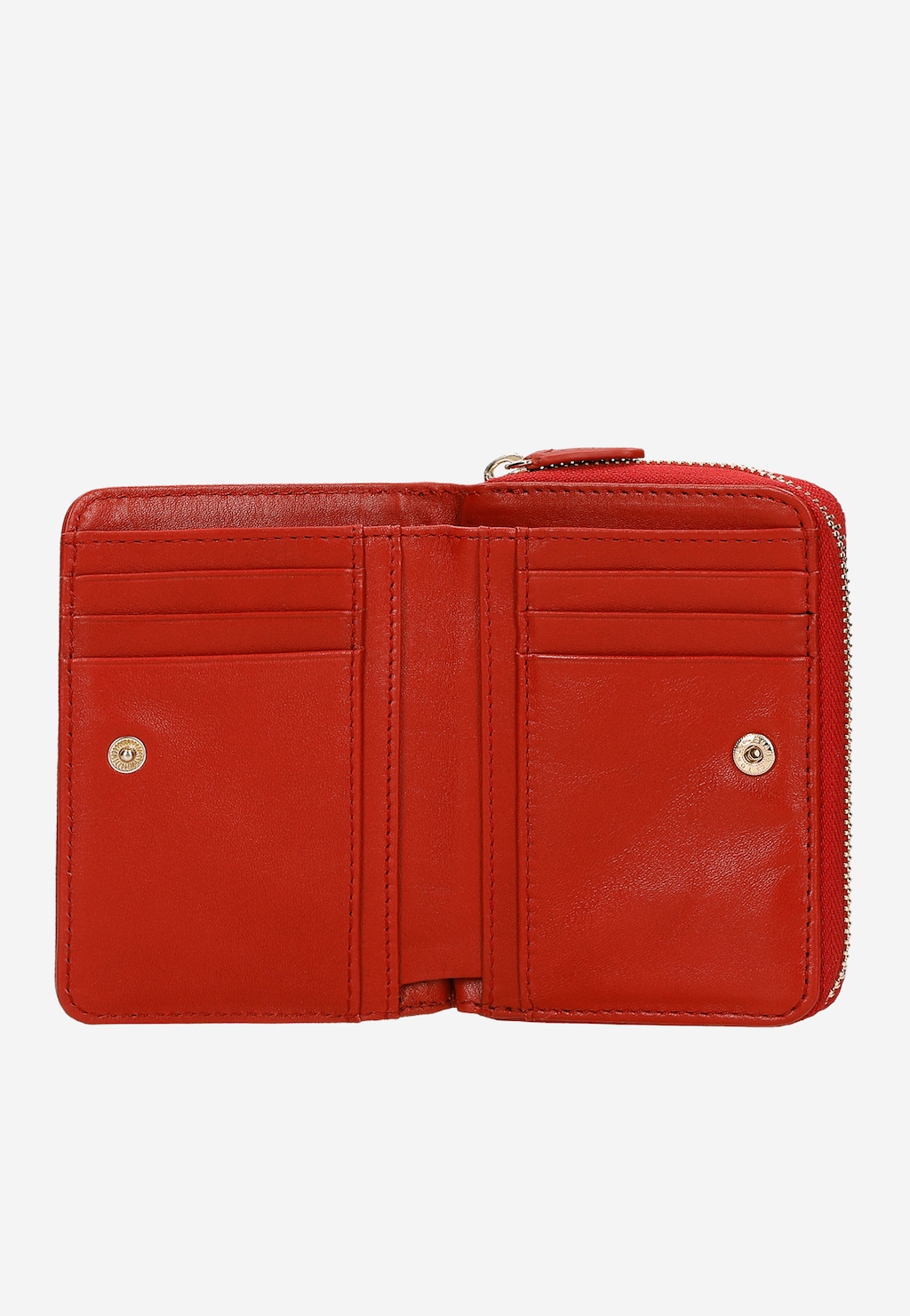 Mały czerwony portfel damski Wojas 91071-55 z gładkiej skóry licowej, otwarty, prezentujący wnętrze z przegródkami na karty i metalowymi zapięciami.