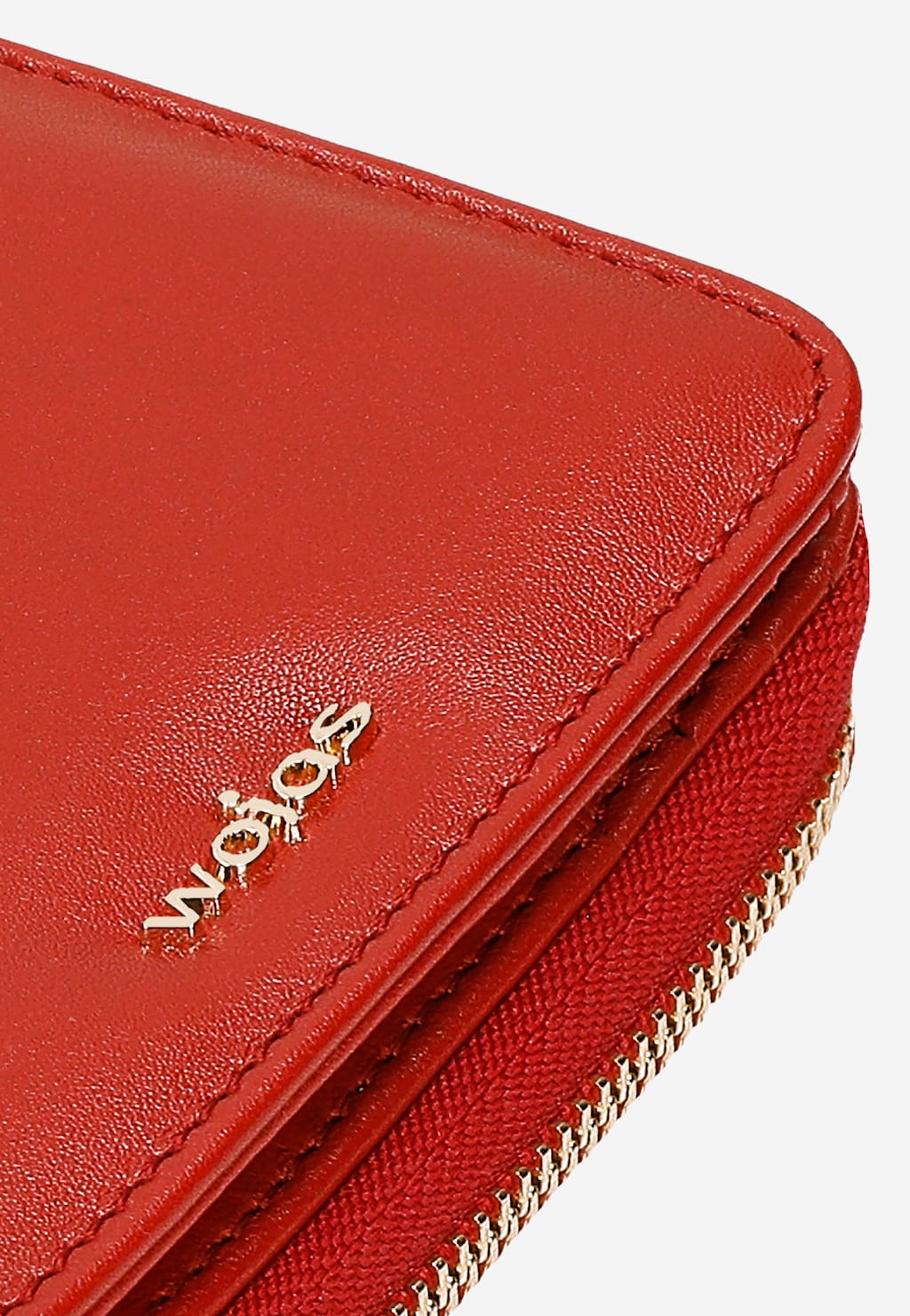 Elegancki czerwony portfel damski Wojas 91071-55 z gładkiej skóry licowej, ozdobiony złotym logo marki, z widocznym zapięciem na zamek błyskawiczny.