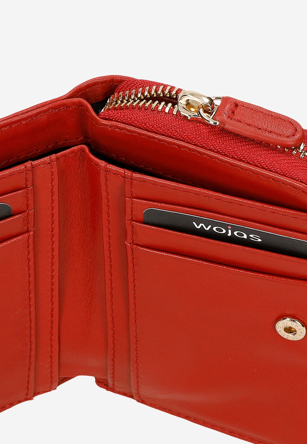 Mały czerwony portfel damski Wojas 91071-55 z gładkiej skóry licowej, otwarty z widocznymi przegródkami na karty, złotym zamkiem błyskawicznym i logo marki.