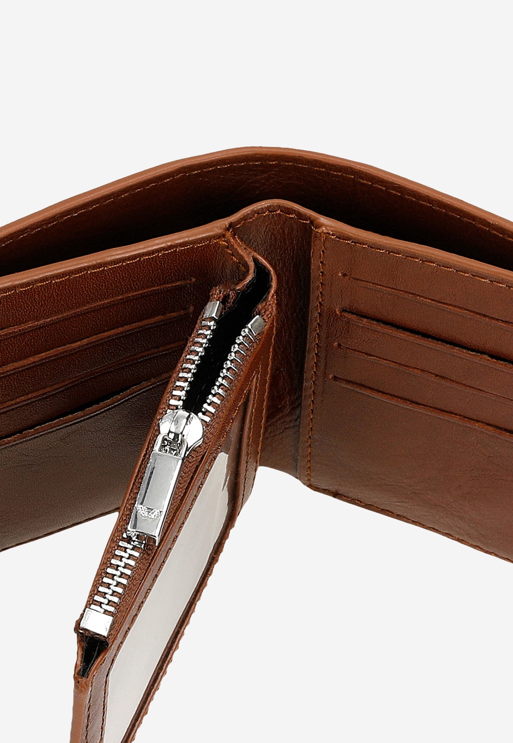 Duży skórzany portfel męski Wojas 91072-53 w jasnobrązowym kolorze, otwarty, ukazujący kieszeń na monety z metalowym zamkiem błyskawicznym oraz przegródki na karty.