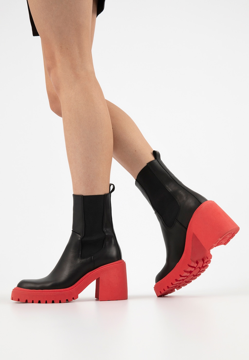 Czarne botki damskie na szerokim obcasie z czerwoną podeszwą 55153-51 Widok 9