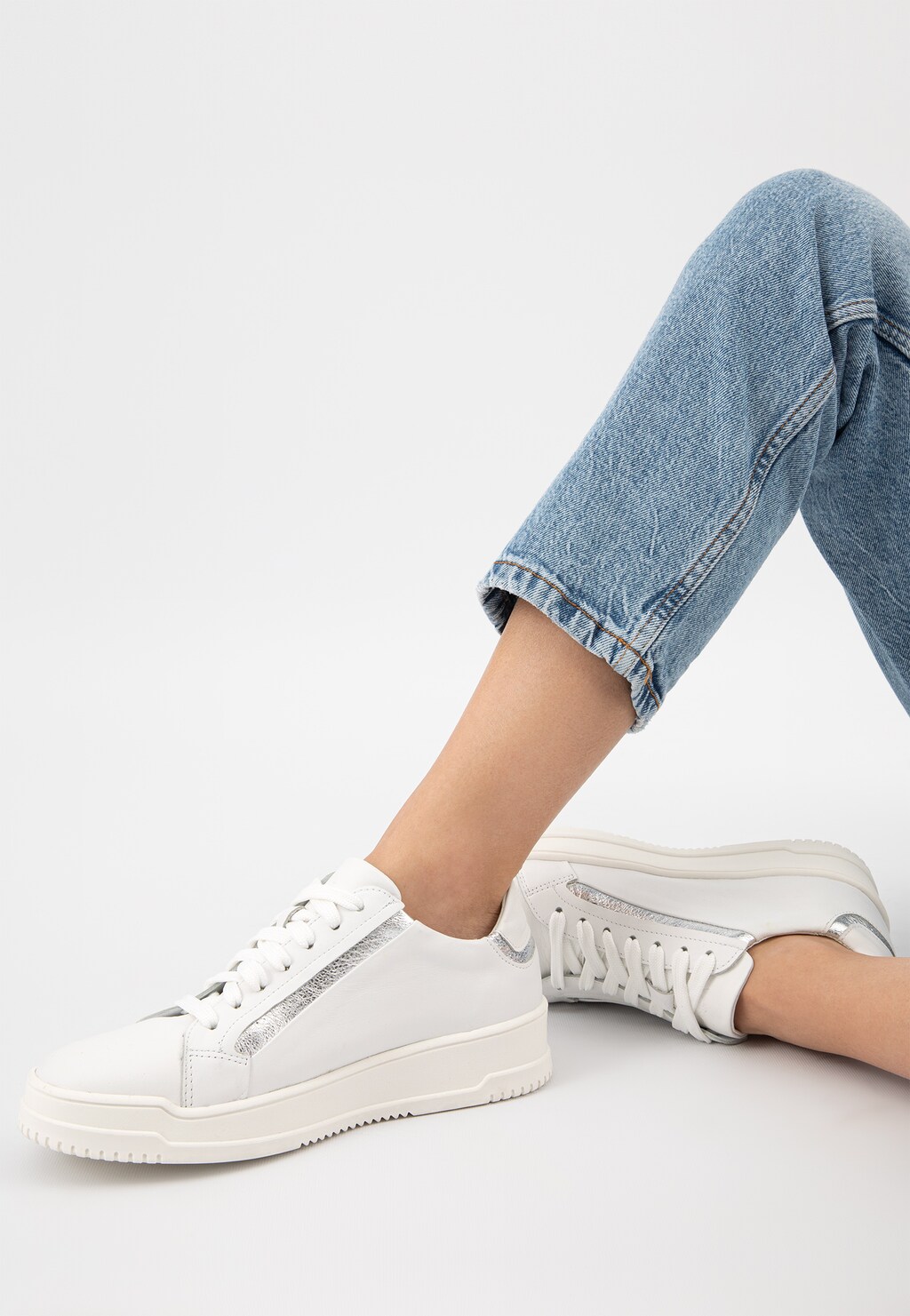 Stylové bílé dámské polobotky se stříbrným pruhem 46230-79 Widok 8