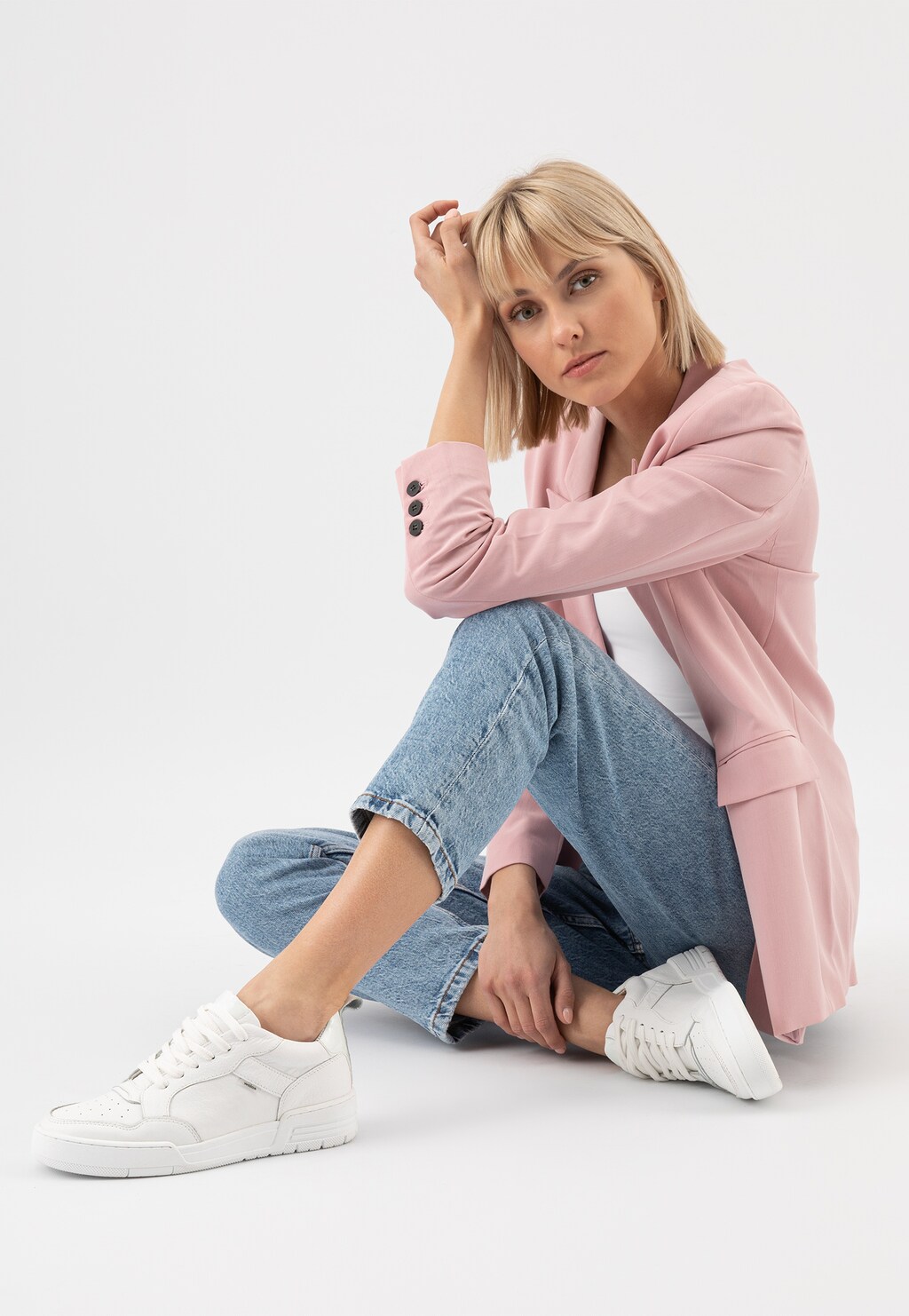 Białe klasyczne trampki damskie ze skóry licowej 46231-59 Widok 7