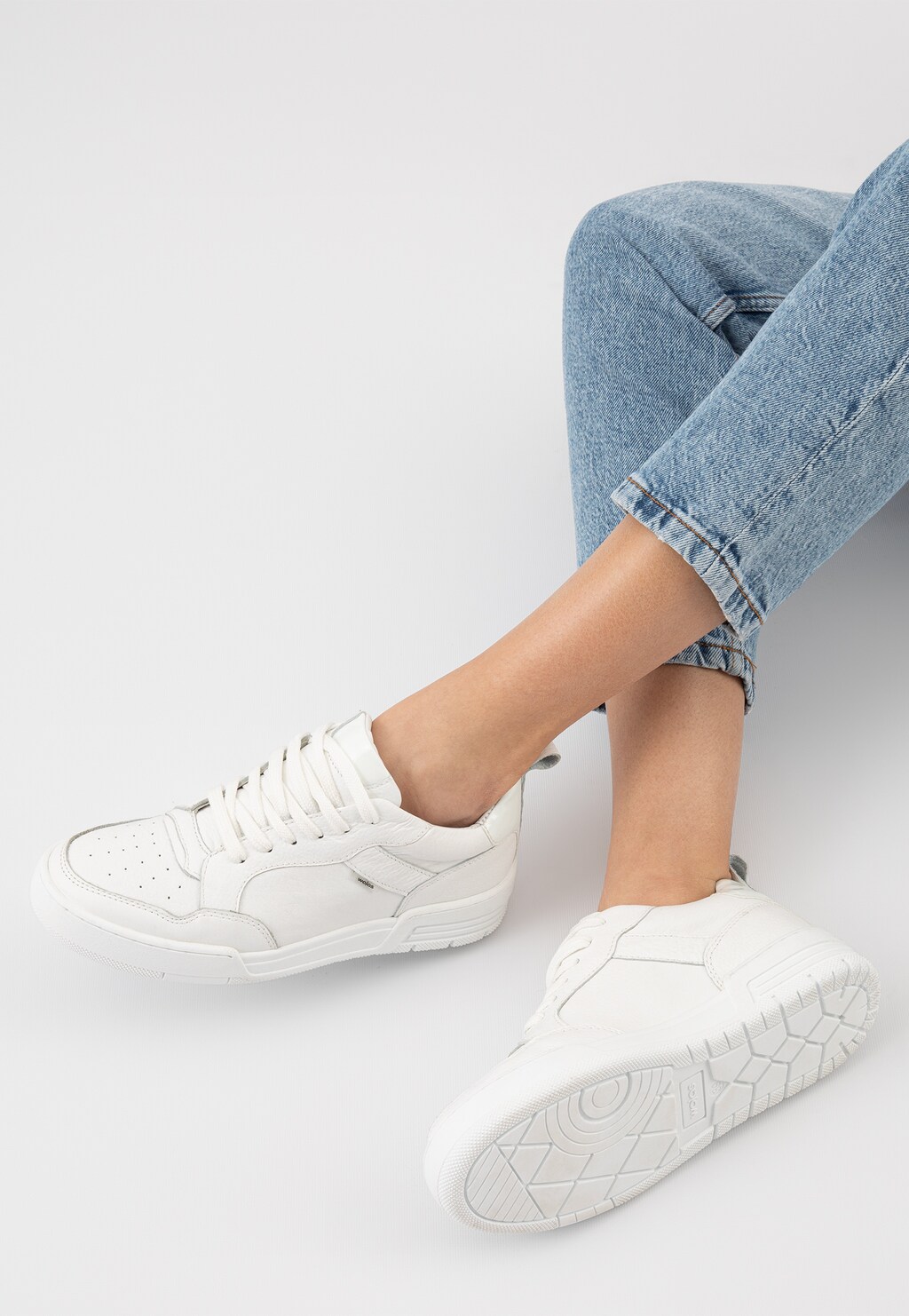 Białe klasyczne trampki damskie ze skóry licowej 46231-59 Widok 8